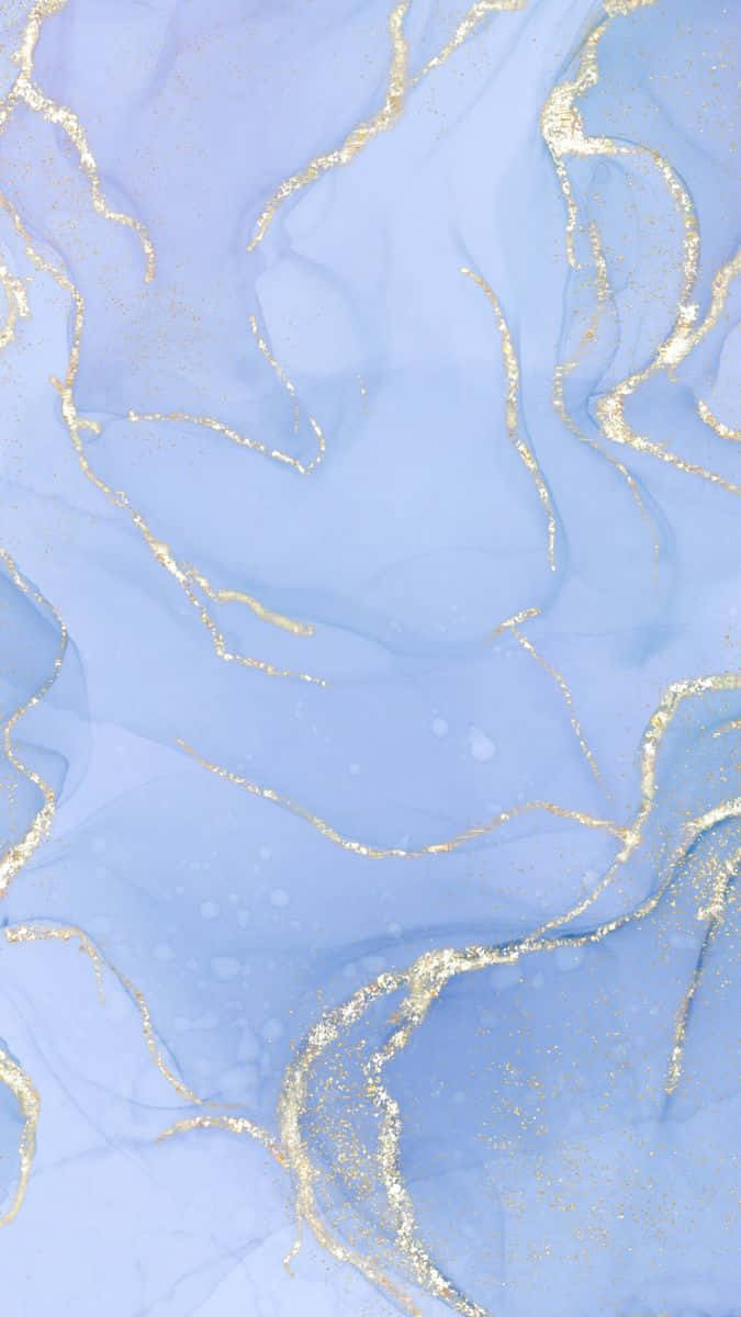 Blue Marble 桌布 壁紙 — 柔軟的藍色大理石紋背景，閃爍的金色亮粉脈絡以有機圖案流動。