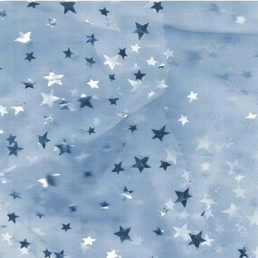 Blue Stars 桌布 壁紙 — 柔軟的藍色布料上散落著銀色和深藍色的星形亮片，捕捉光線。