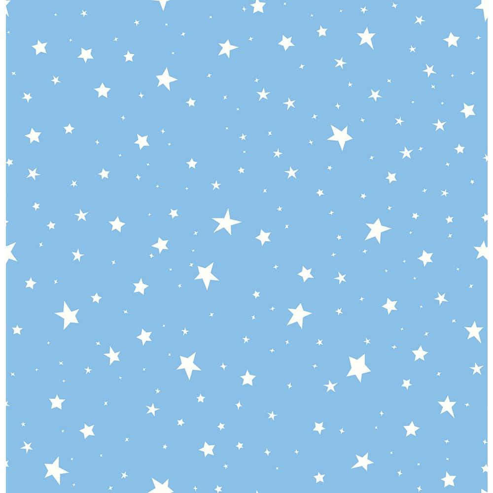 Blue Stars 桌布 壁紙 — 柔軟的藍色背景上點綴著大小不一的白星，營造出夢幻的天體圖案。