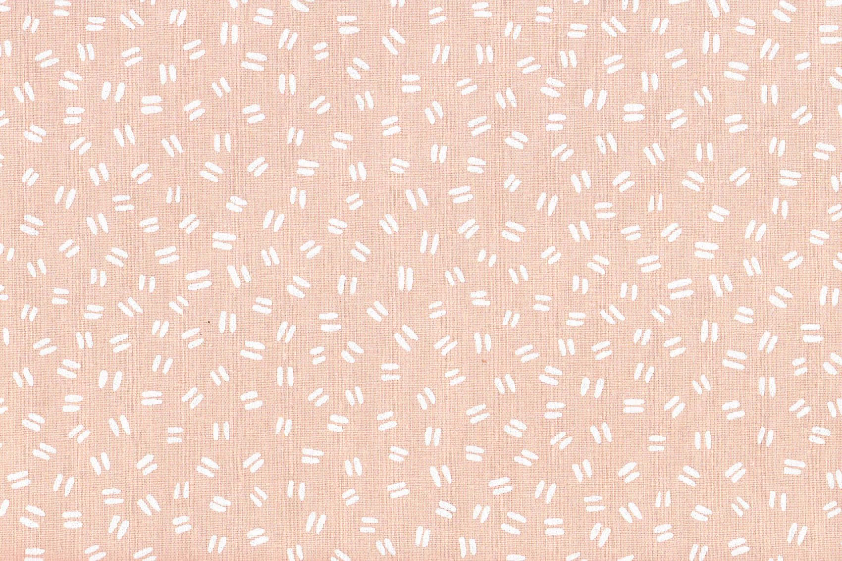 Clothing Design 桌布 壁紙 — 柔軟的蜜桃色布料上散落著白色雙破折號，營造出溫和的極簡圖案。