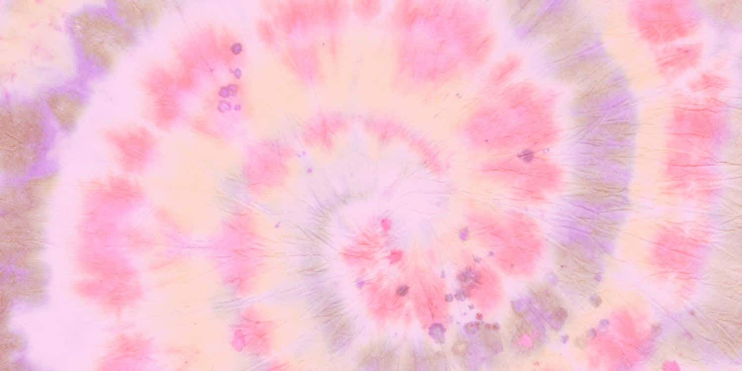 Pink Tie Dye 桌布 壁紙 — 柔軟的螺旋紮染圖案在粉彩粉紅、薰衣草和奶油色中旋轉，帶有細微斑點和紋理布料外觀。
