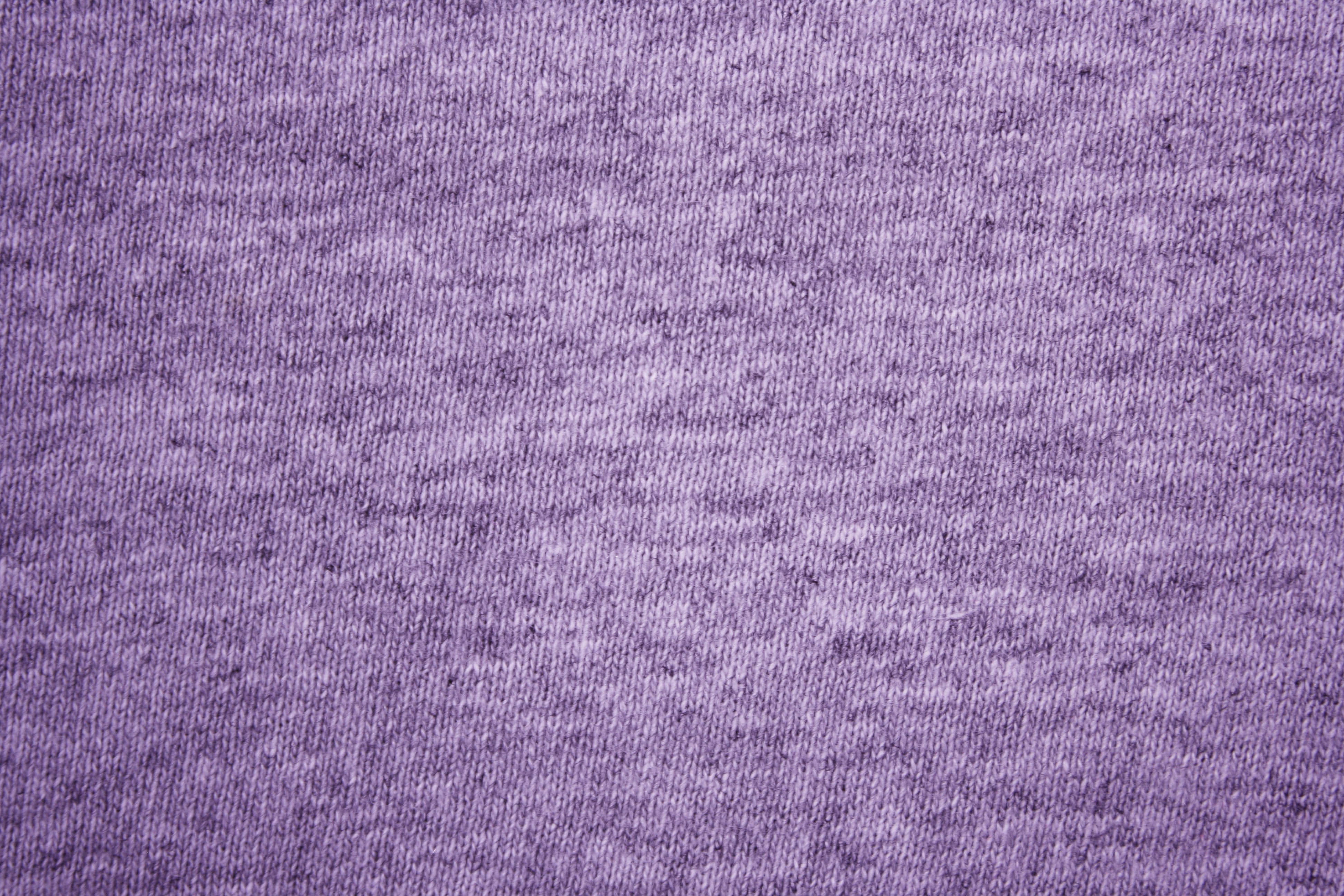 Fabric 桌布 壁紙 — 柔軟的雜色紫色針織布料特寫，可見紋理編織和微妙的顏色變化。