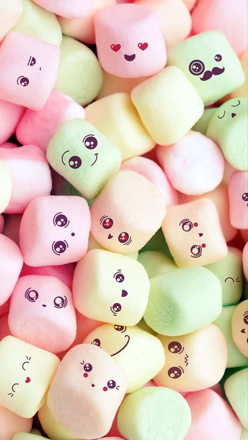 candles 桌布 壁紙 — 柔軟粉紅、黃色和綠色色調中帶有可愛卡通臉的粉彩棉花糖特寫。