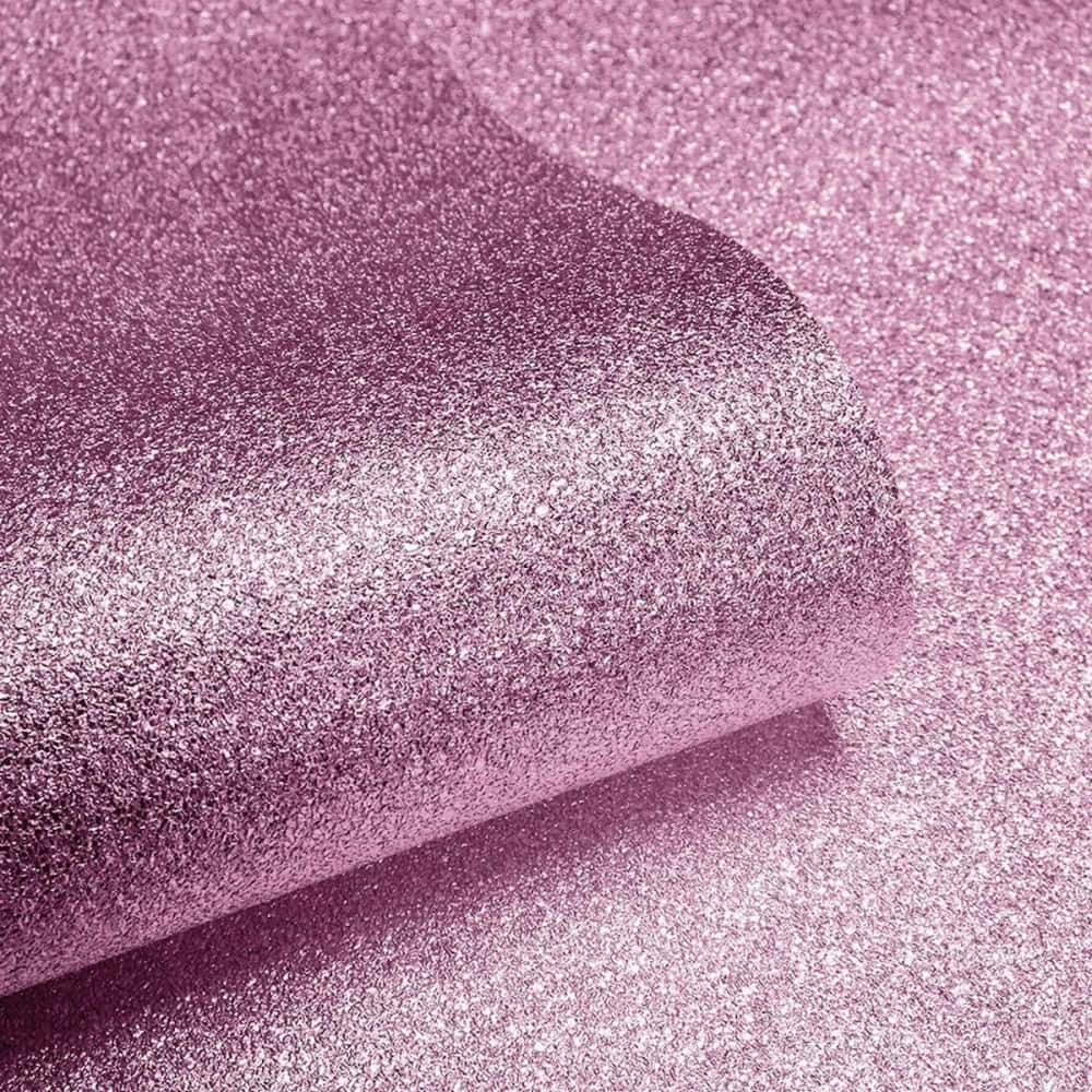 Pink Sparkles 桌布 壁紙 — 柔軟粉紅亮粉紙的特寫，捲邊捕捉光線。