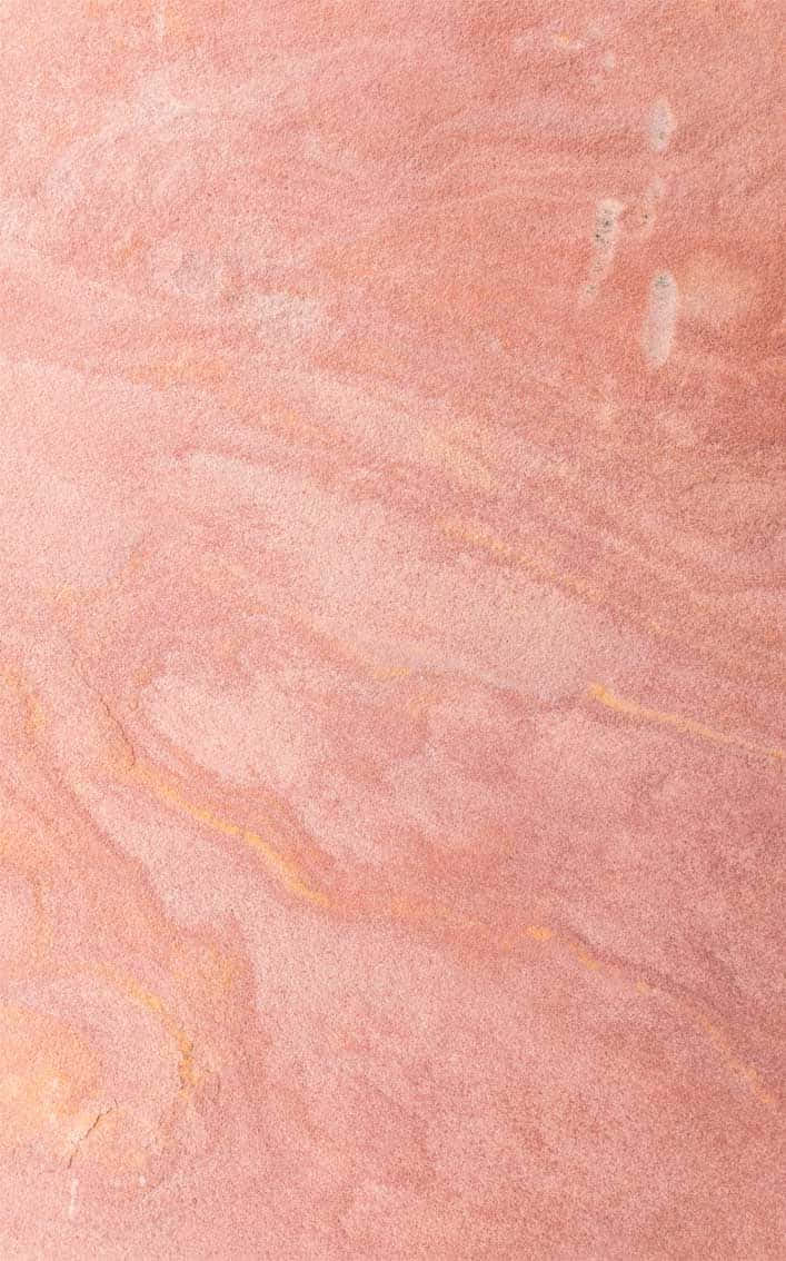 Peach iPhone 桌布 壁紙 — 柔軟粉紅大理石的近距離特寫，帶有細膩的金色紋理和奶油白色漩渦，營造出奢華的自然質感。