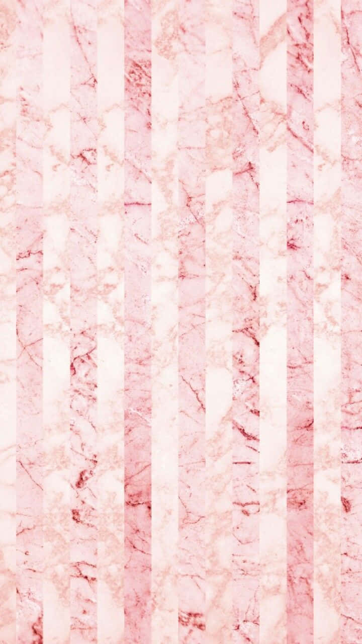 Marble Pink 桌布 壁紙 — 柔軟粉紅與白色大理石的垂直條紋，營造出奢華優雅的壁紙質感。