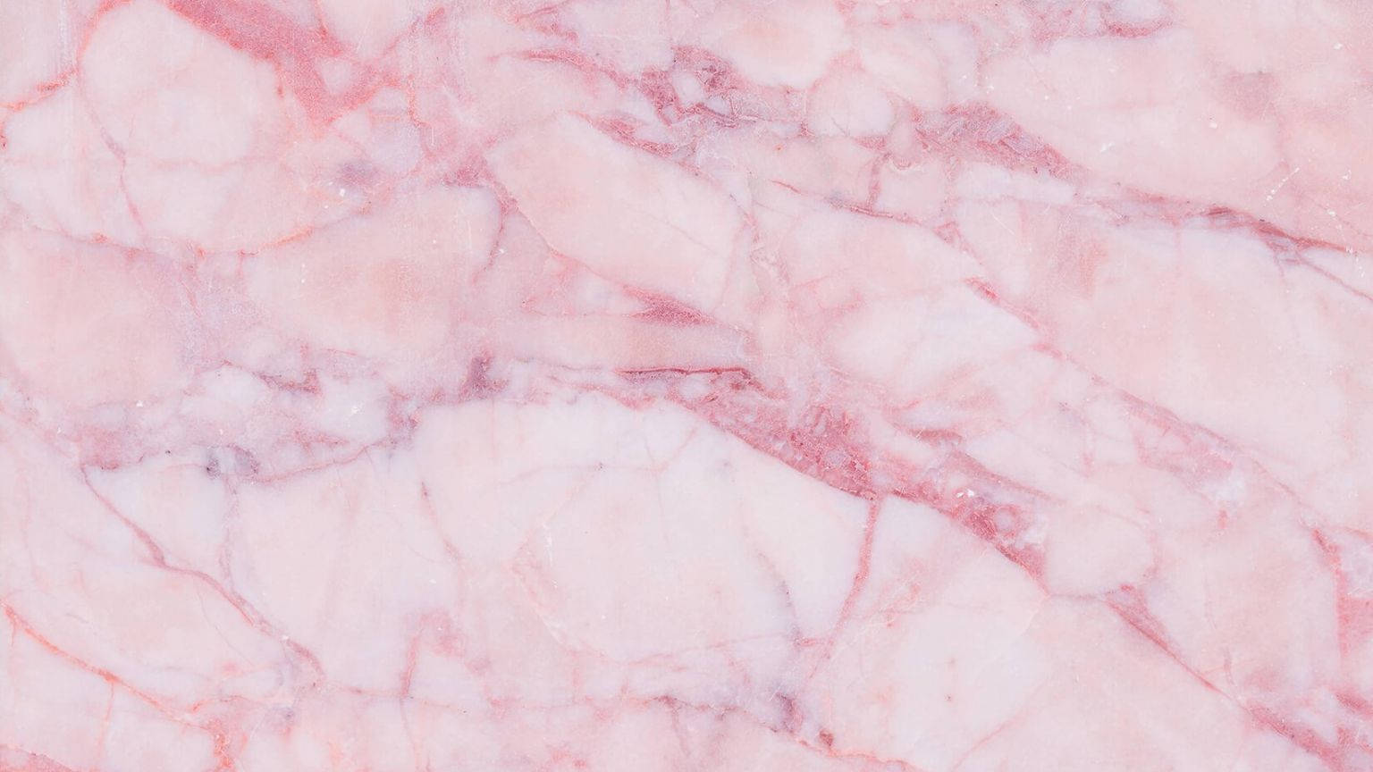 Pink Marble 桌布 壁紙 — 柔軟粉紅與白色大理石的近距離特寫，帶有漩渦紋理和細微閃亮亮點。
