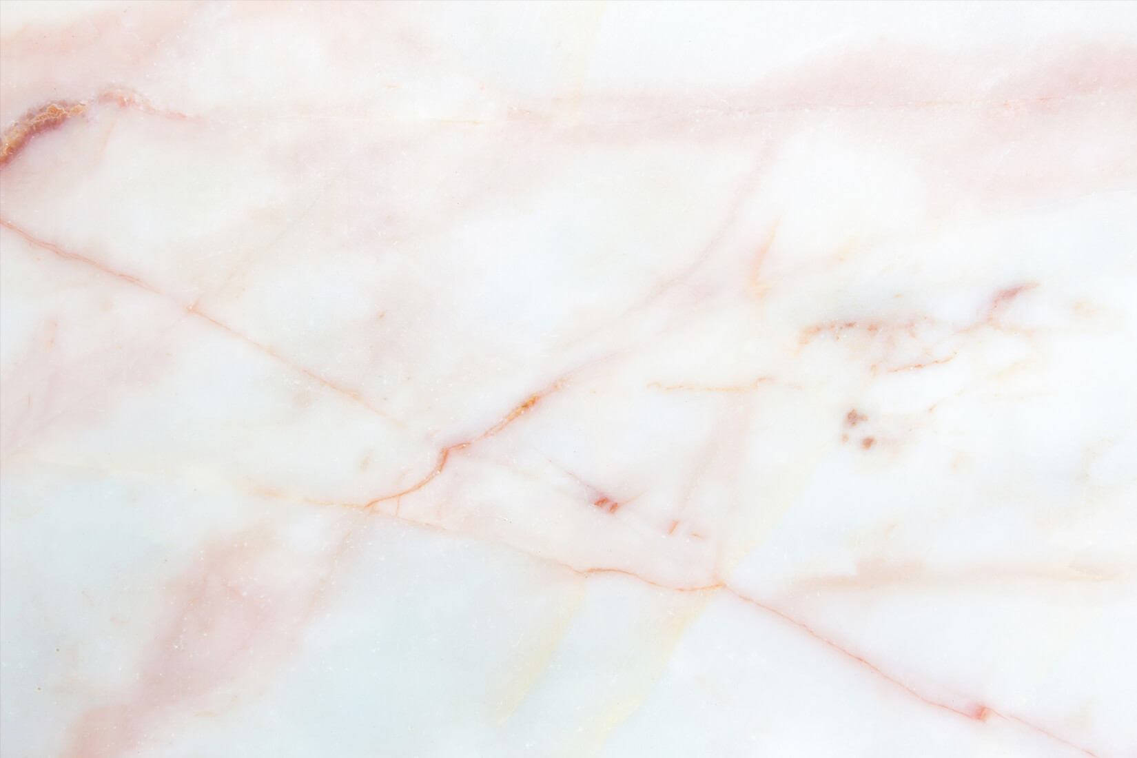 Pink Marble 桌布 壁紙 — 柔軟粉紅與白色大理石的近距離特寫，帶有細膩紋理和微妙金色斑點。