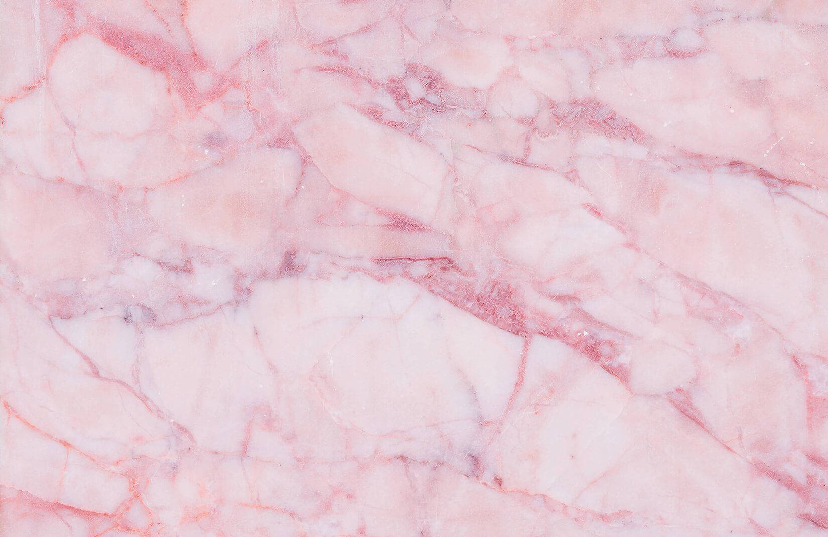Pink Marble 桌布 壁紙 — 柔軟粉紅與白色大理石的近距離特寫，帶有流動的紋理圖案和細微光澤。