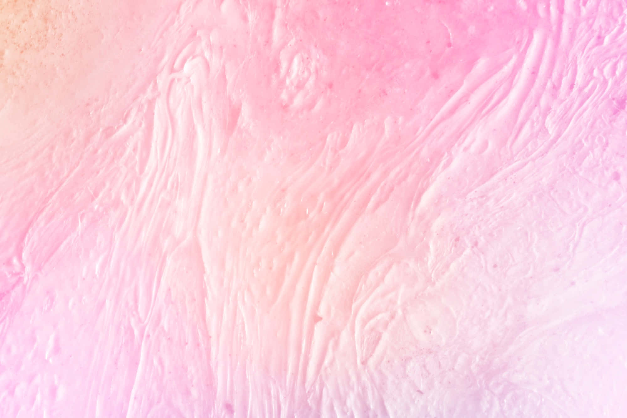 Pink Cotton Candy 桌布 壁紙 — 柔軟粉紅與白色奶油質感，帶有旋轉筆觸和細微漸變。