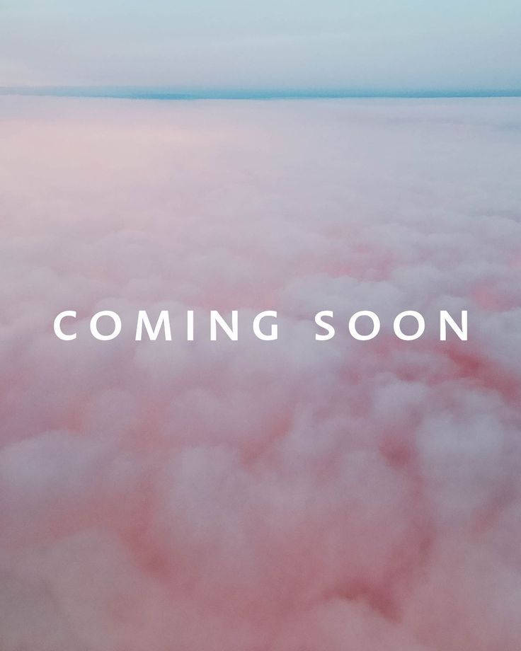 Coming Soon 桌布 壁紙 — 柔軟粉紅與白色雲朵的鳥瞰圖，上方漂浮著「COMING SOON」文字。
