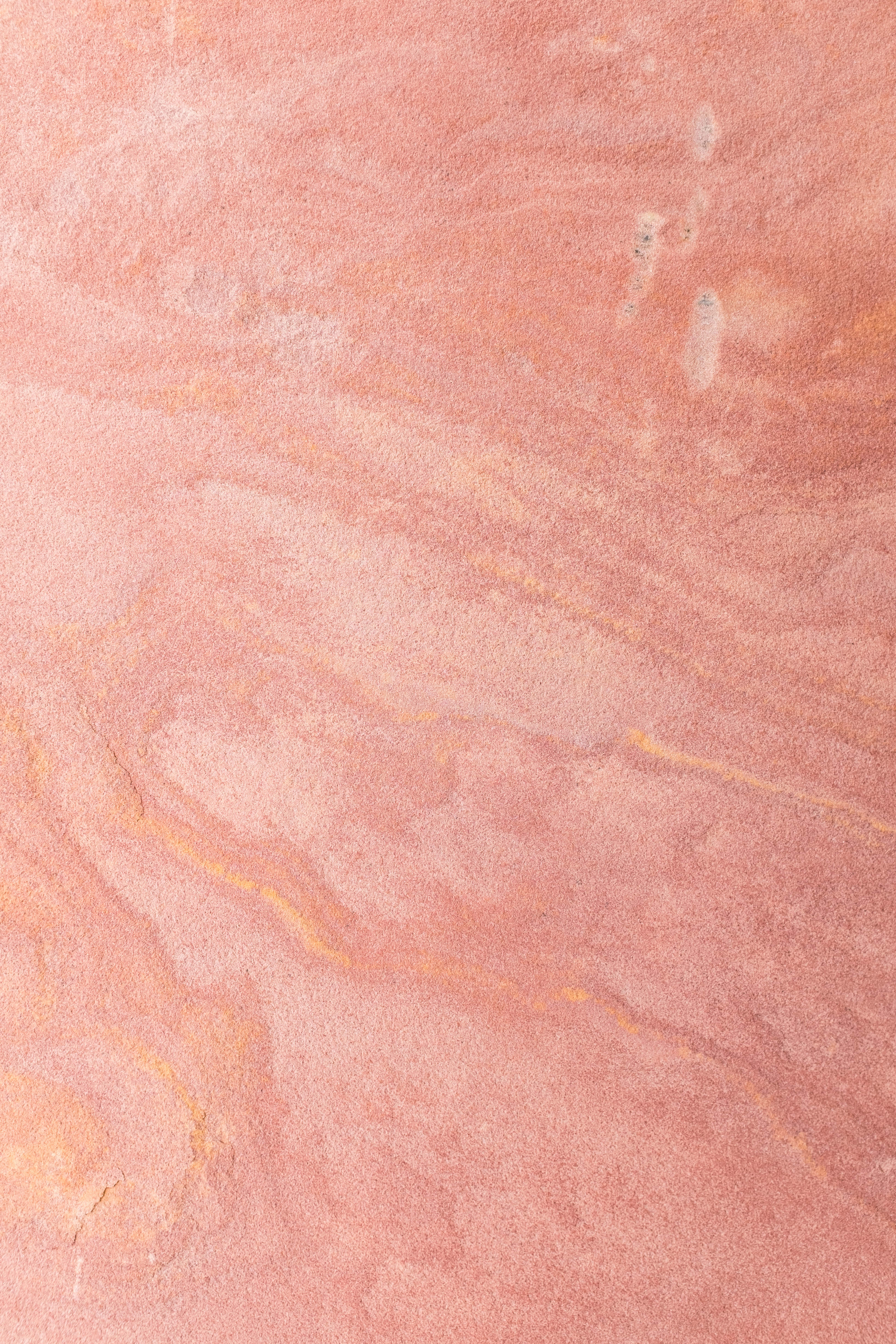 Aesthetic Rose Gold 桌布 壁紙 — 柔軟粉紅色大理石的近距離特寫，帶有細膩的金色紋理和質感自然圖案。