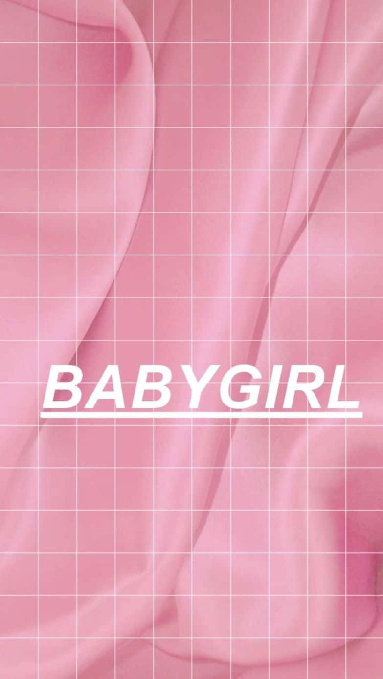 桌布 壁紙 — 柔軟粉紅色布料，帶有網格疊加和粗體白色文字 BABYGIRL。