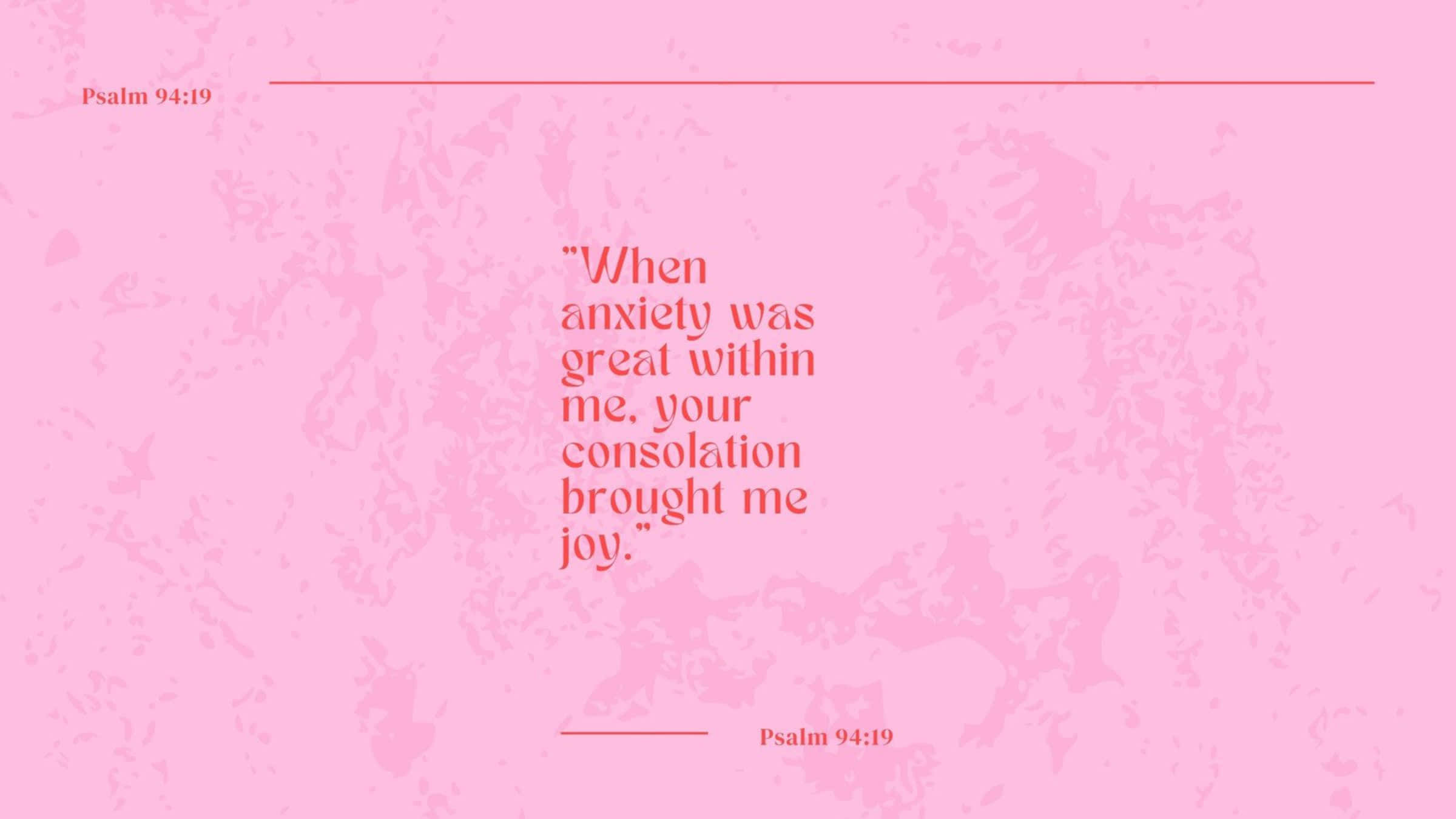 Bible Verse Desktop 桌布 壁紙 — 柔軟粉紅色紋理背景，中央放置紅色聖經引文，出自詩篇94:19，上下有匹配的經文參考。