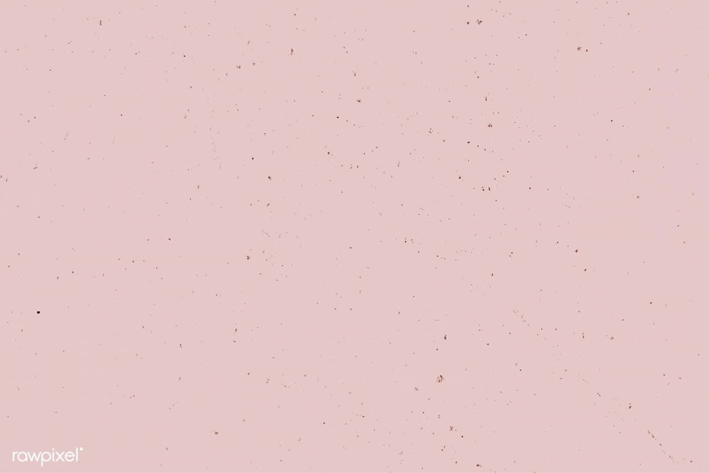 Plain Pink Desktop 桌布 壁紙 — 柔軟粉紅色紋理背景，帶有散落的斑點和微弱的刮痕，營造復古美感。