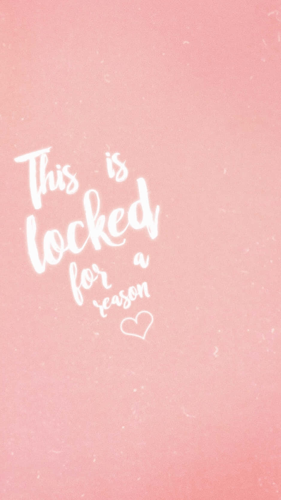 桌布 壁紙 — 柔軟粉紅色紋理背景，帶有白色手寫文字「This is locked for a reason」和一個小心形。