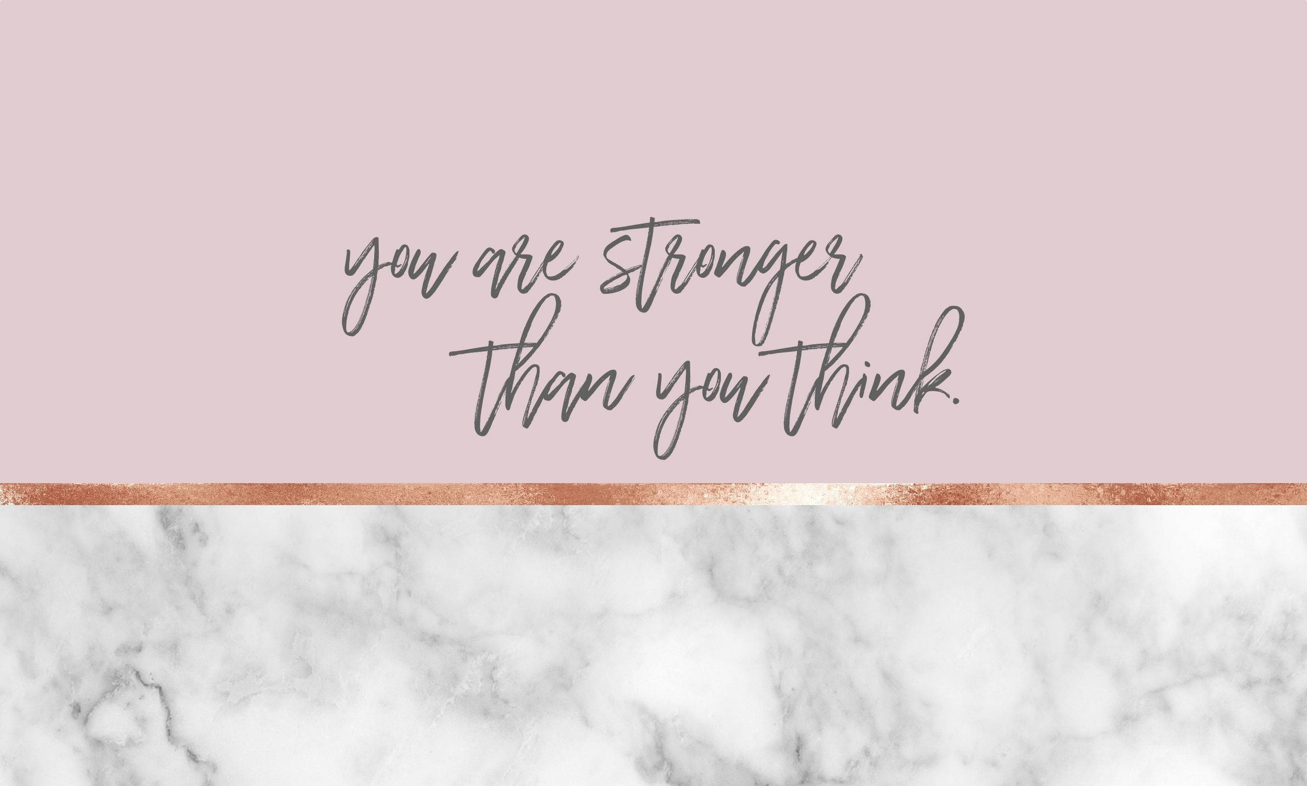 Motivational Quotes 桌布 壁紙 — 柔軟粉紅色背景上優雅灰色字體的勵志名言，上方有白色大理石紋理和銅色裝飾條。