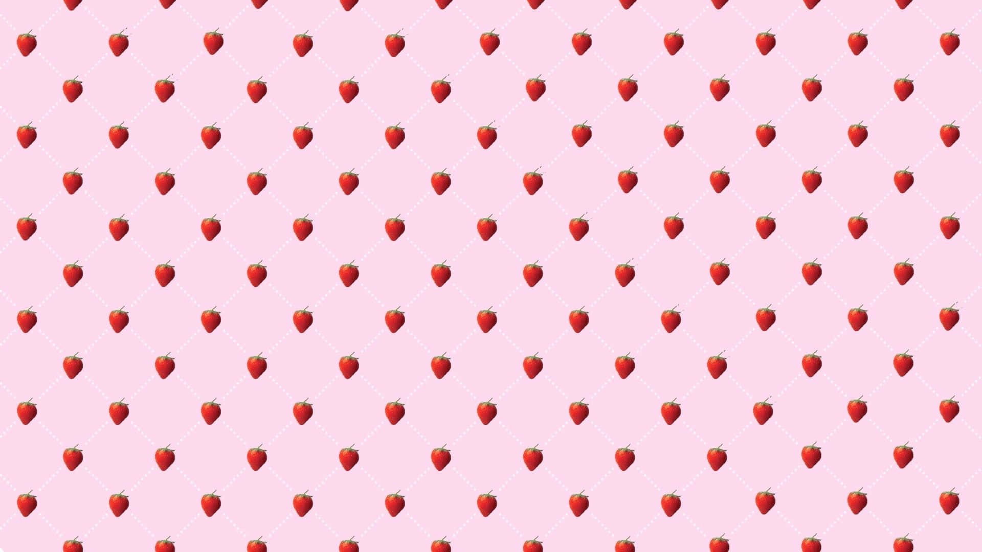 Kawaii Pink Aesthetic Desktop 桌布 壁紙 — 柔軟粉紅色背景上帶有微妙菱形網格的紅色草莓重複圖案。