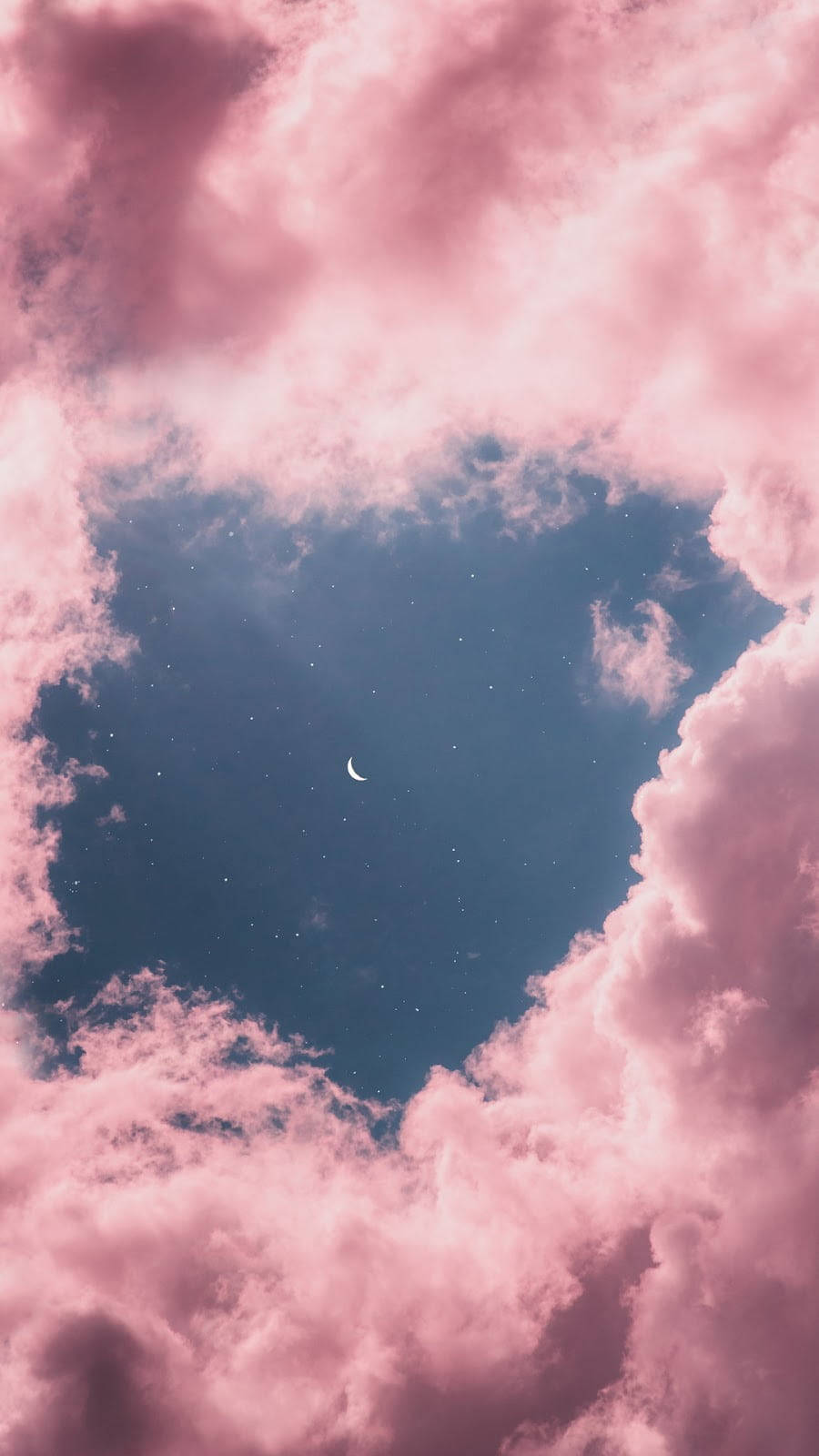 Crescent 桌布 壁紙 — 柔軟粉紅雲朵中的心形開口，顯露出深藍夜空中的新月與閃爍星星。