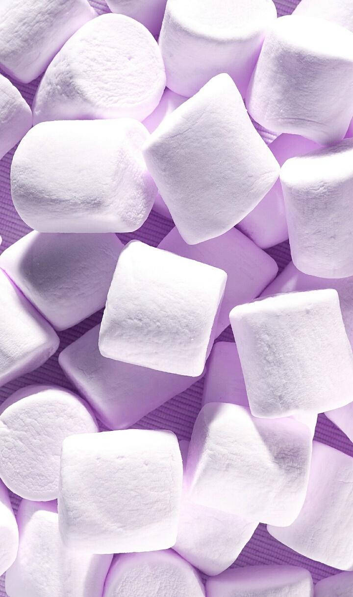紫色背景上的 fluffy 白色棉花糖 — Squishmallows 壁紙