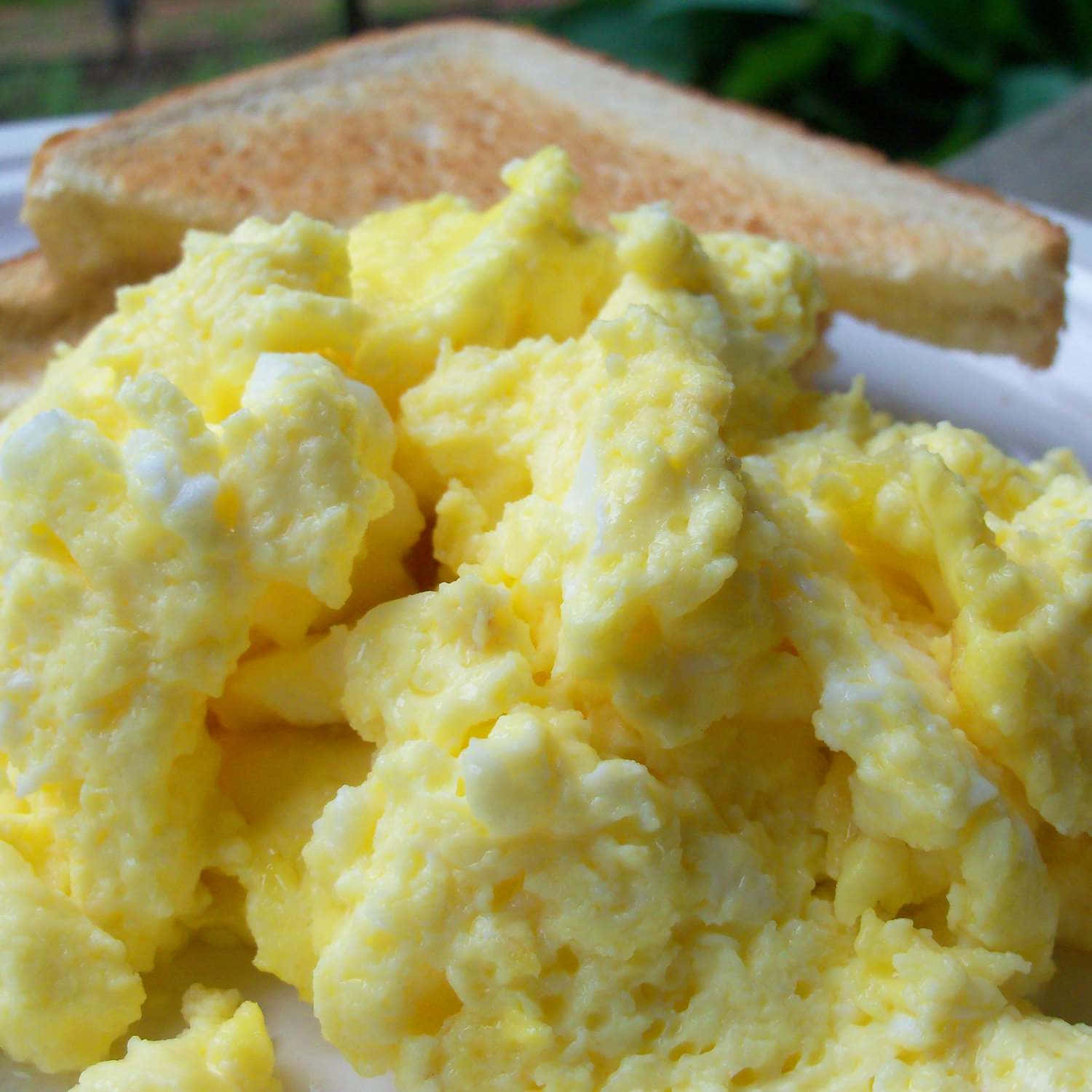 Scrambled Egg 桌布 壁紙 — 柔軟自然光下，蓬鬆炒蛋配一片吐司的 close-up 特寫。