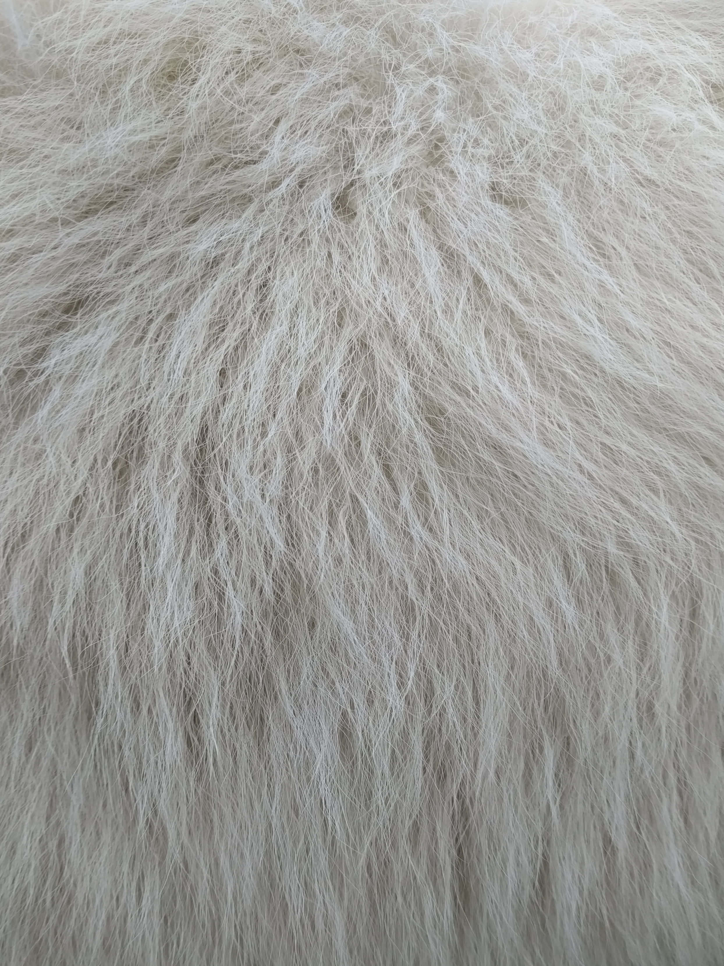White Texture 桌布 壁紙 — 柔軟蓬鬆白色毛皮的近距離特寫，柔和陰影營造出舒適的觸感紋理。