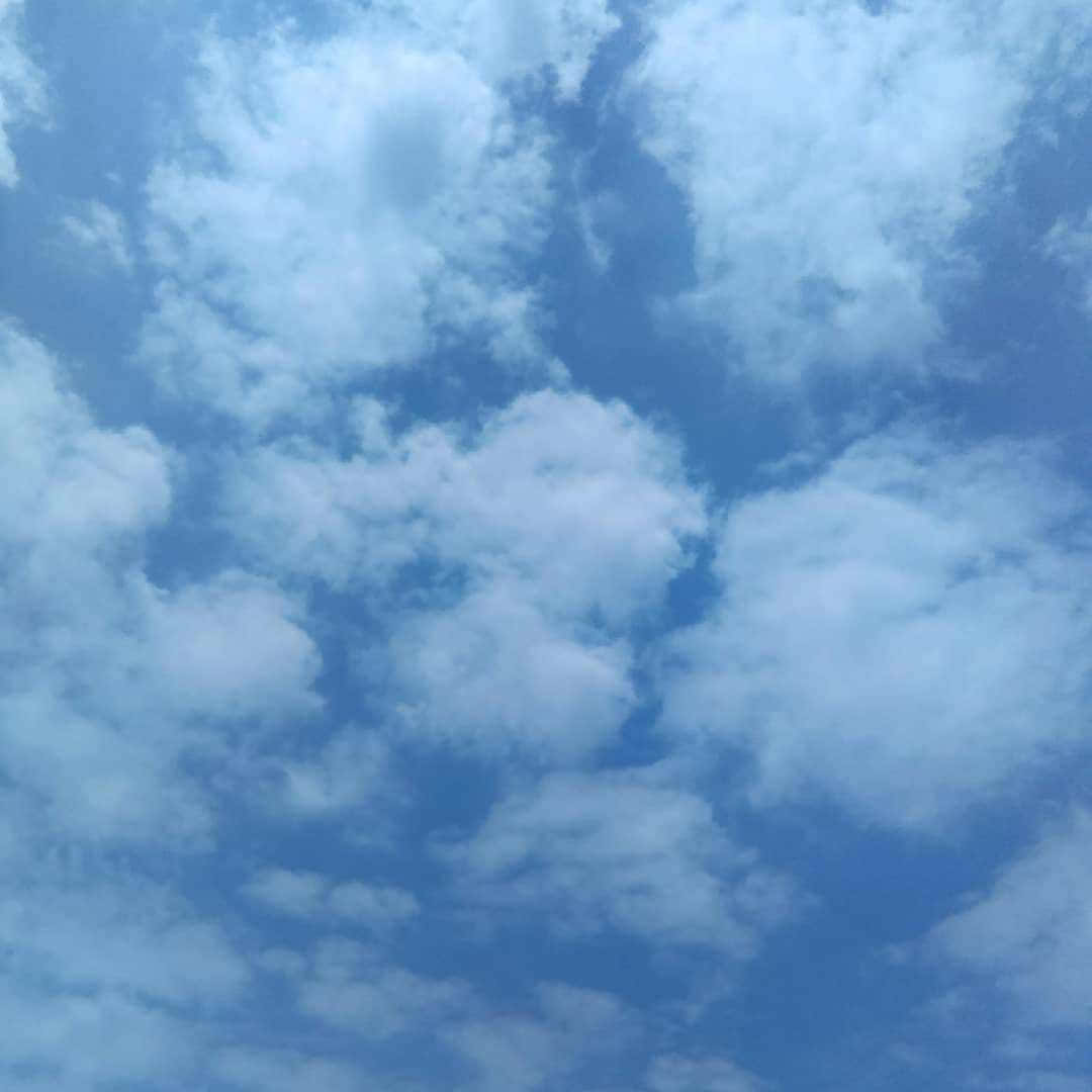 桌布 壁紙 — 柔軟蓬鬆的白雲在平靜的日子裡懶洋洋地飄過寧靜的淺藍色天空。