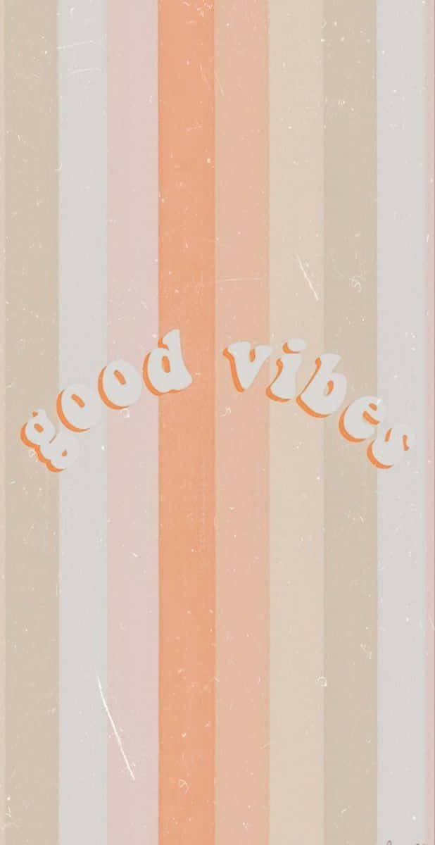 Good Vibes 桌布 壁紙 — 柔軟蜜桃米色和奶油的垂直條紋，在紋理背景上帶有復古字體的「good vibes」文字。