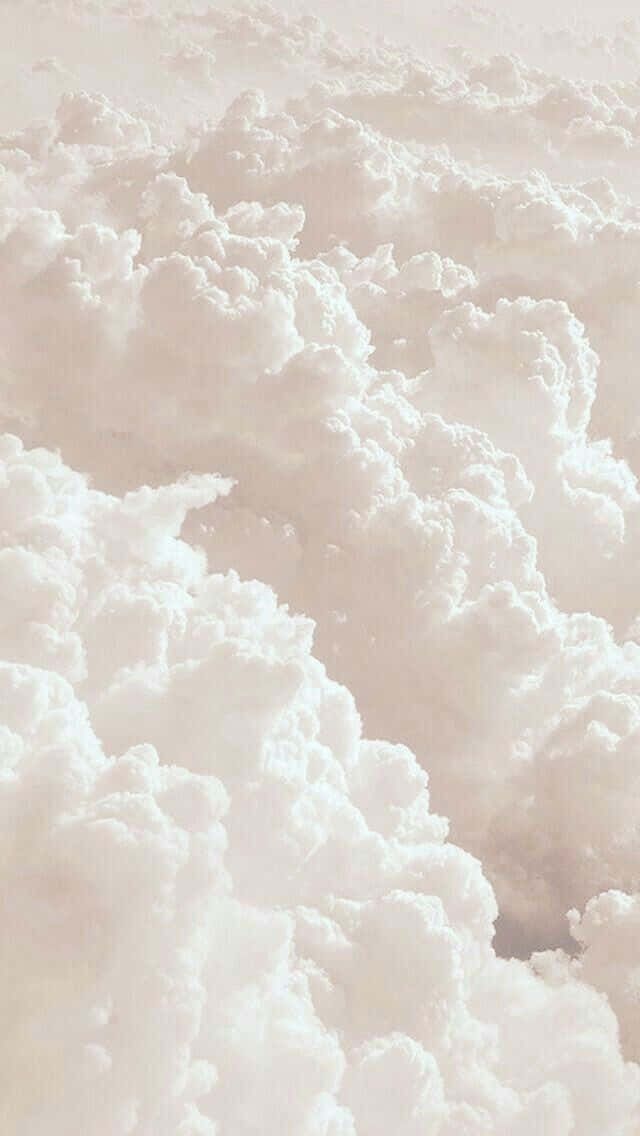桌布 壁紙 — 柔軟質感的蓬鬆白雲毯子沐浴在溫暖的粉彩光中。