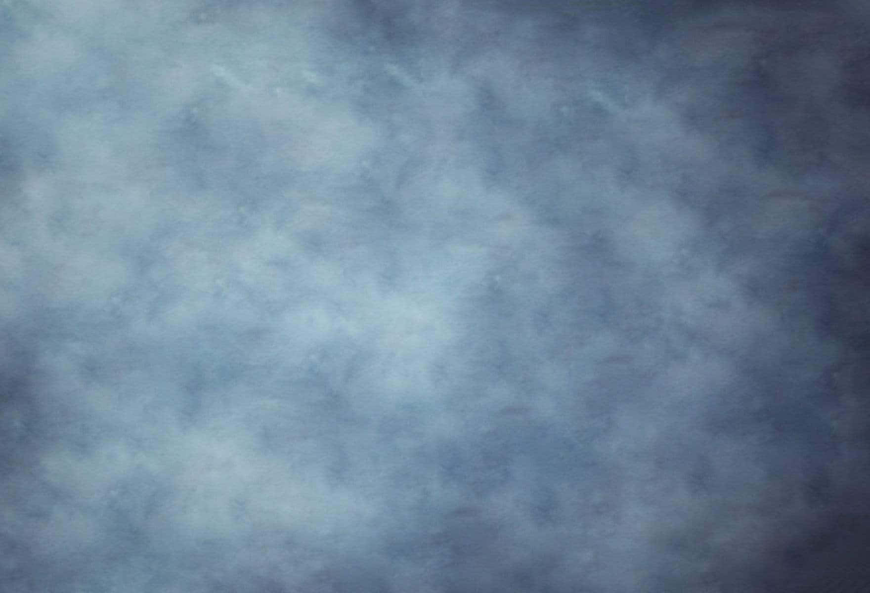Solid Blue 桌布 壁紙 — 柔軟質感的藍灰色抽象背景，帶有微妙的雲狀漩渦和柔和漸變燈光。