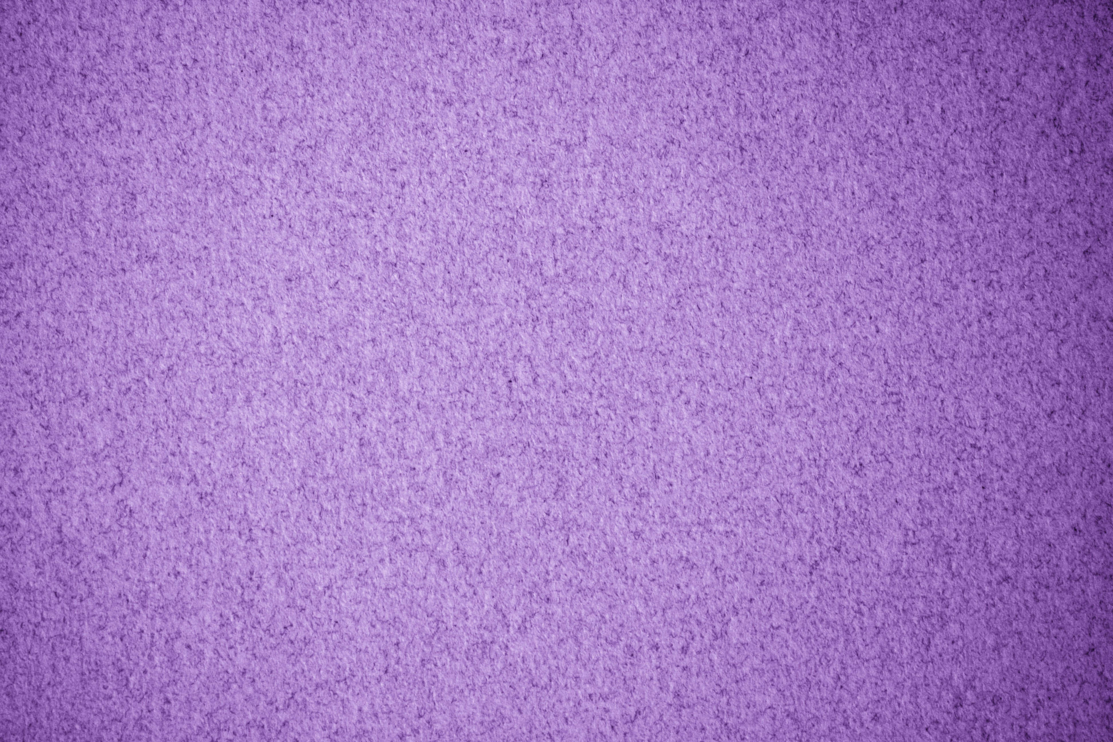 Purple Paper 桌布 壁紙 — 柔軟質感紫色絨面的特寫，帶有細微色調變化。