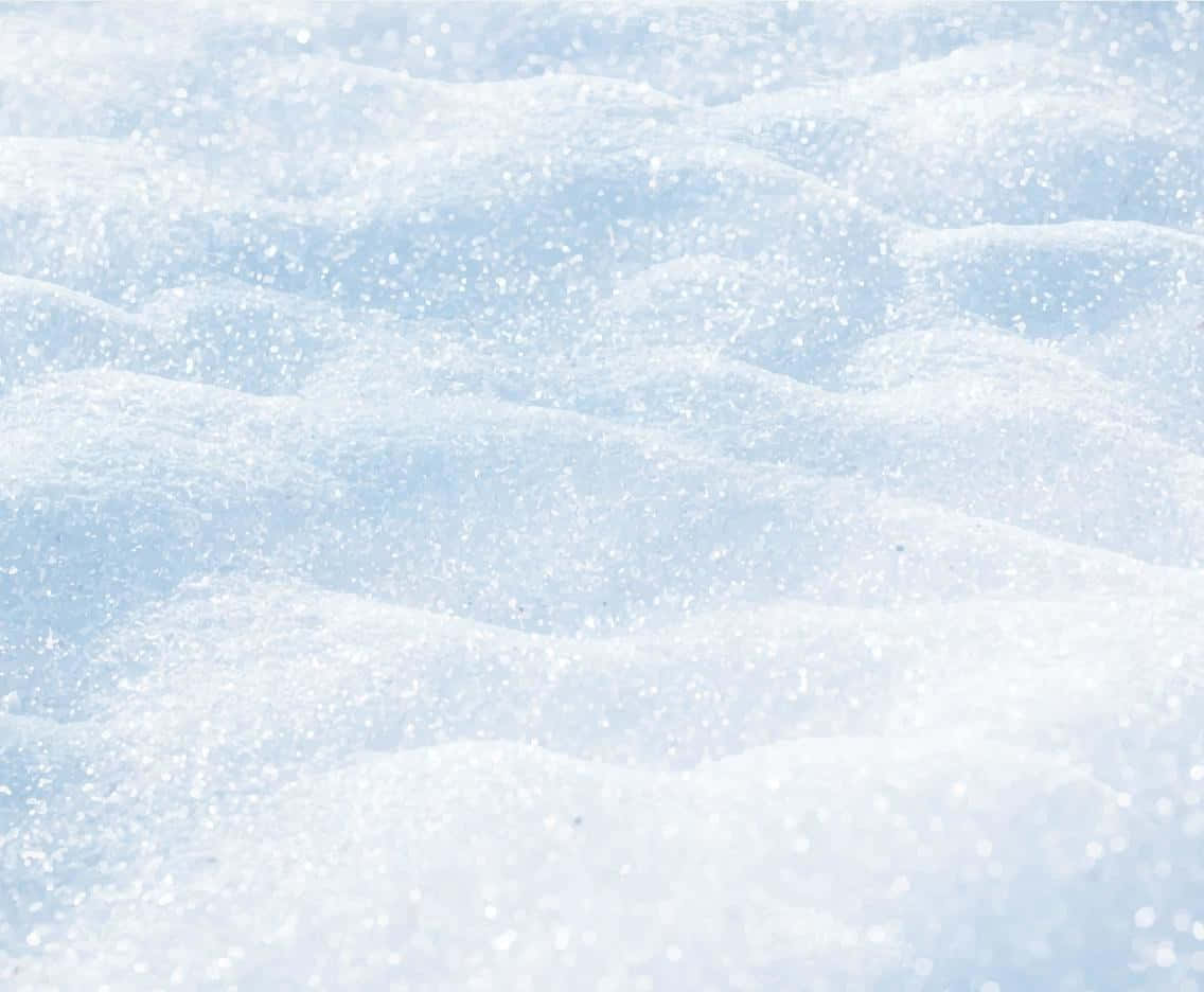雪 桌布 壁紙 — 柔軟起伏的雪堆在明亮的冬日天空下閃爍著耀眼的光芒。