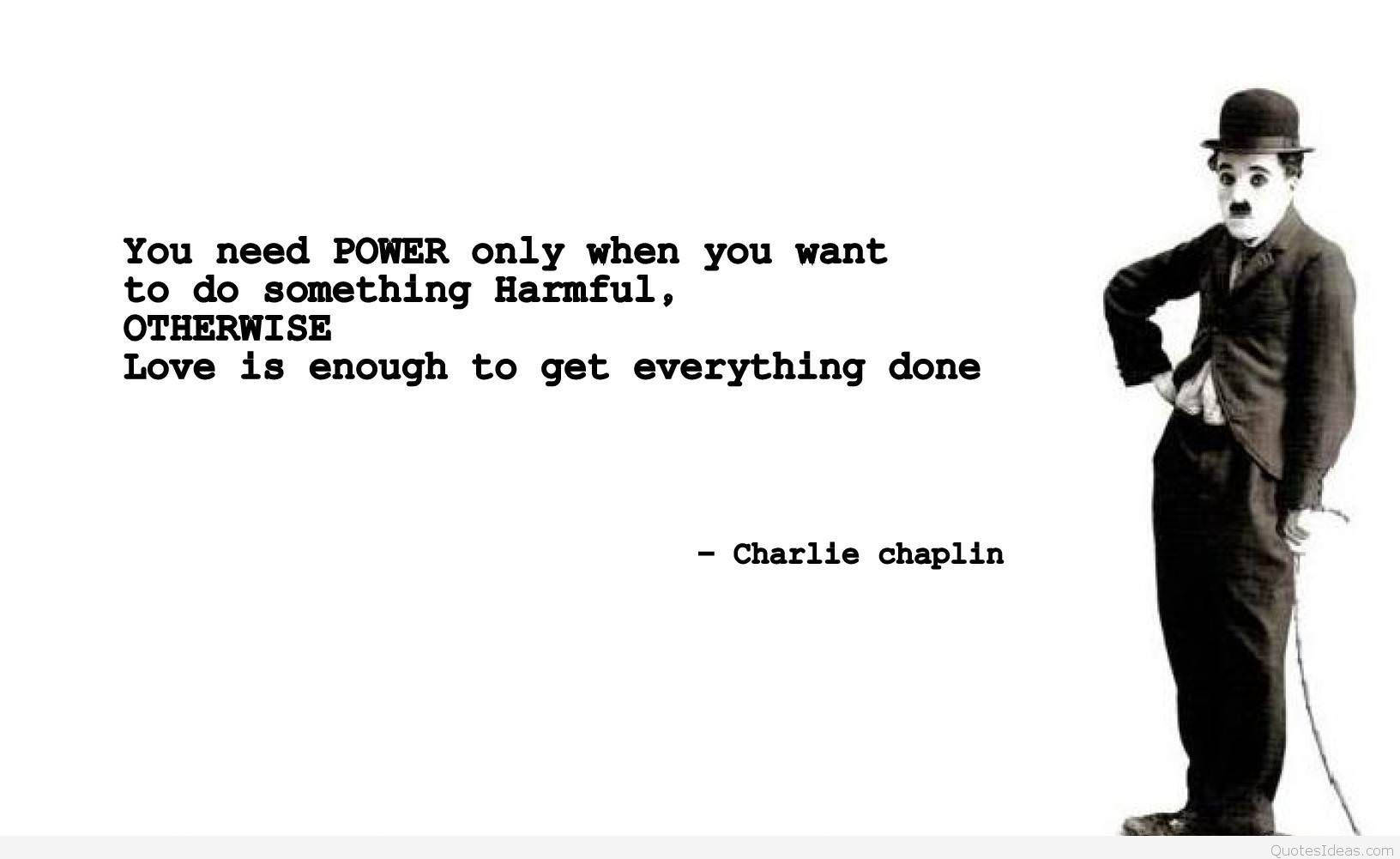 Chaplin 桌布 壁紙 — 查理·卓別林以經典默片姿勢站在關於愛與權力的名言旁，呈現鮮明的黑白對比。