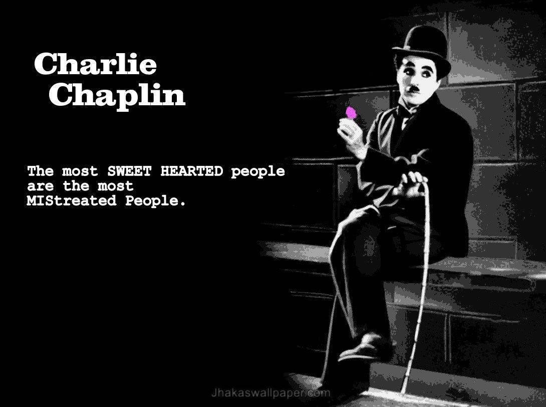 Chaplin 桌布 壁紙 — 查理·卓別林坐在長椅上，手持手杖和一朵粉紅花，黑色背景上附有他的名言。