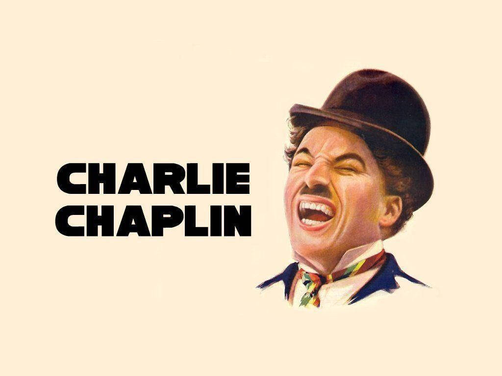Chaplin 桌布 壁紙 — 查理·卓別林戴著標誌性的圓頂禮帽和鬍子，在奶油色背景前開懷大笑。