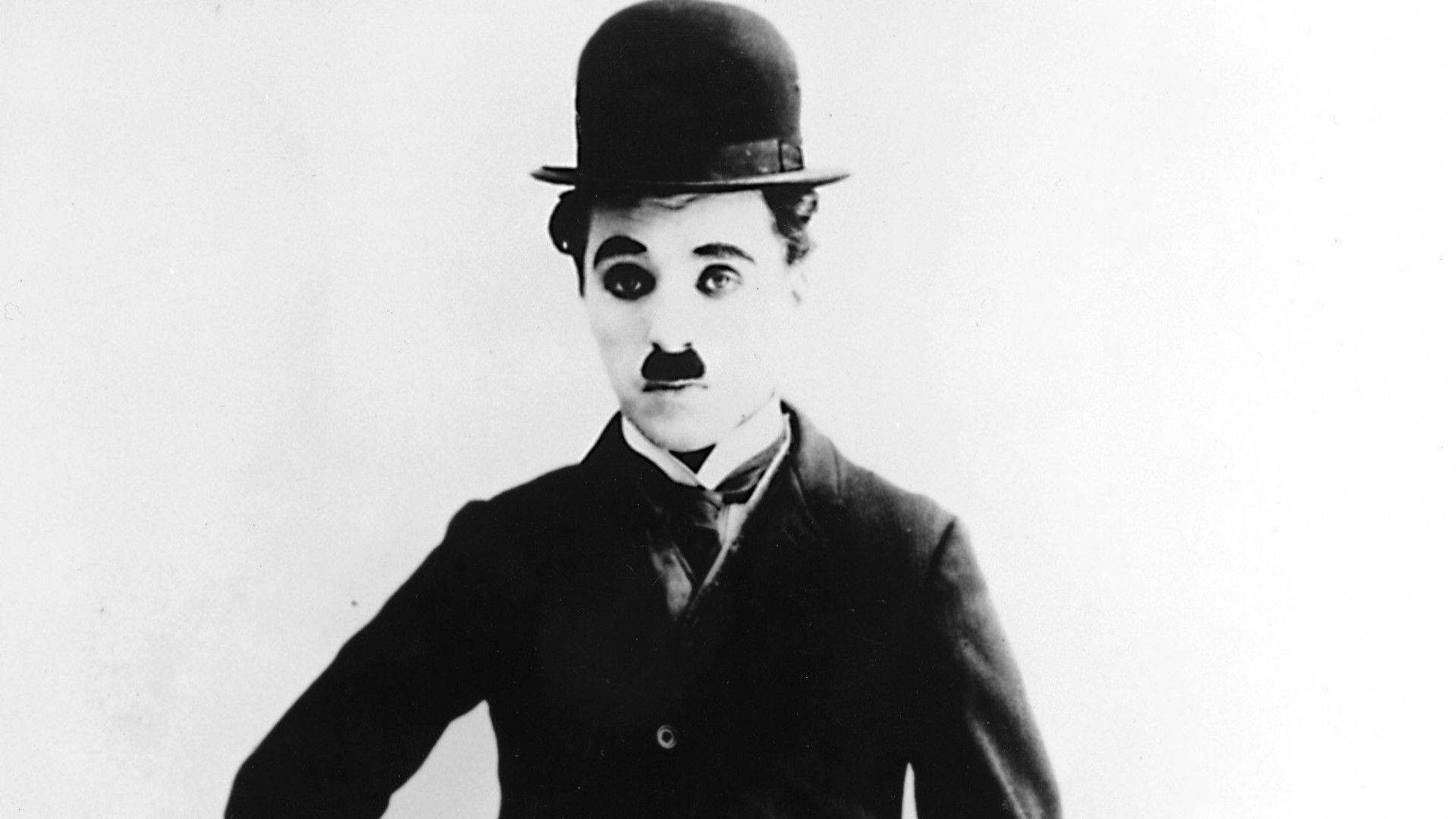 Chaplin 桌布 壁紙 — 查理·卓別林的經典黑白肖像，戴著他標誌性的圓頂禮帽和鬍子。