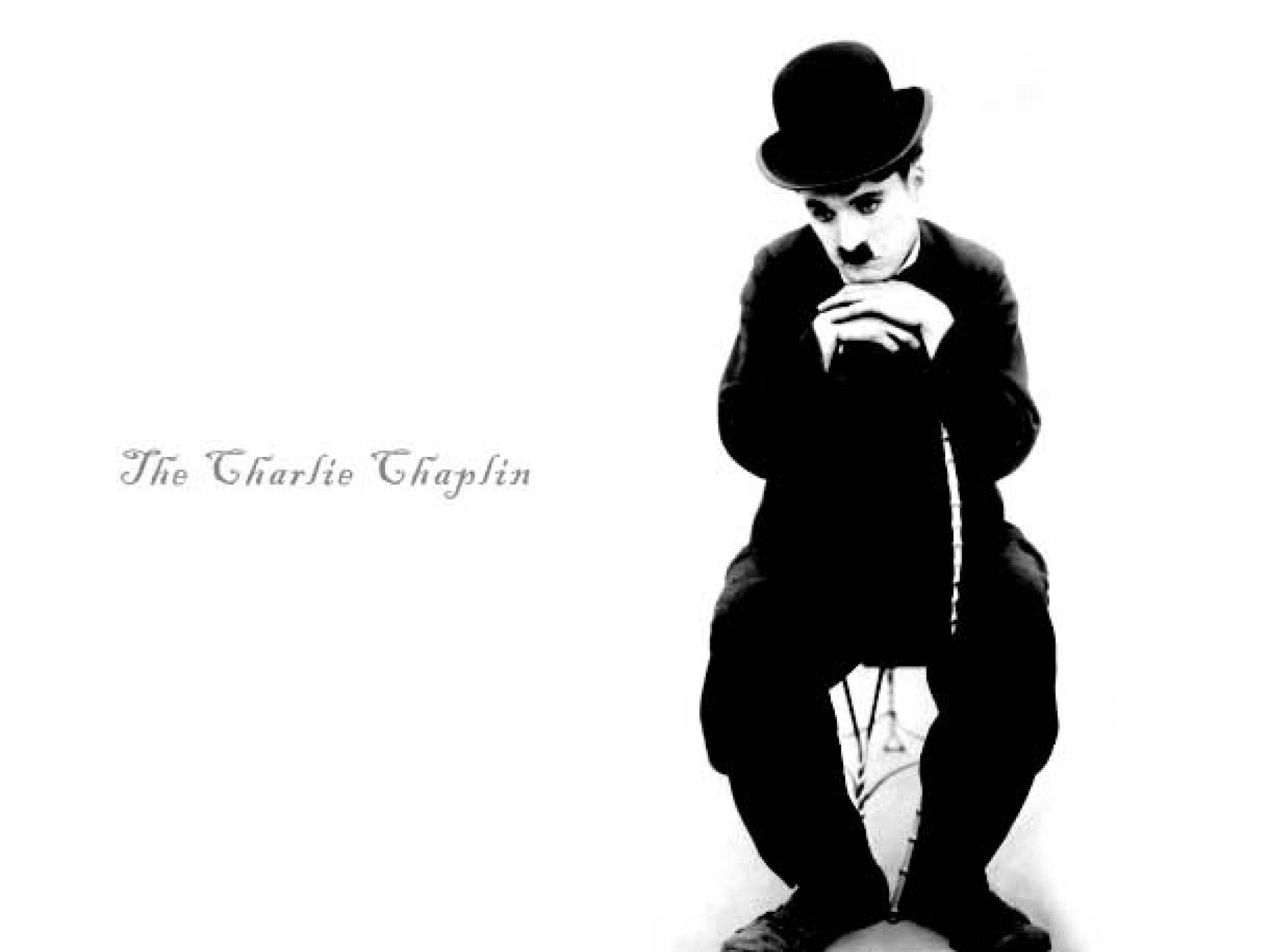 Chaplin 桌布 壁紙 — 查理·卓別林的經典黑白肖像，戴著標誌性的圓頂禮帽和鬍子，若有所思地擺姿勢。