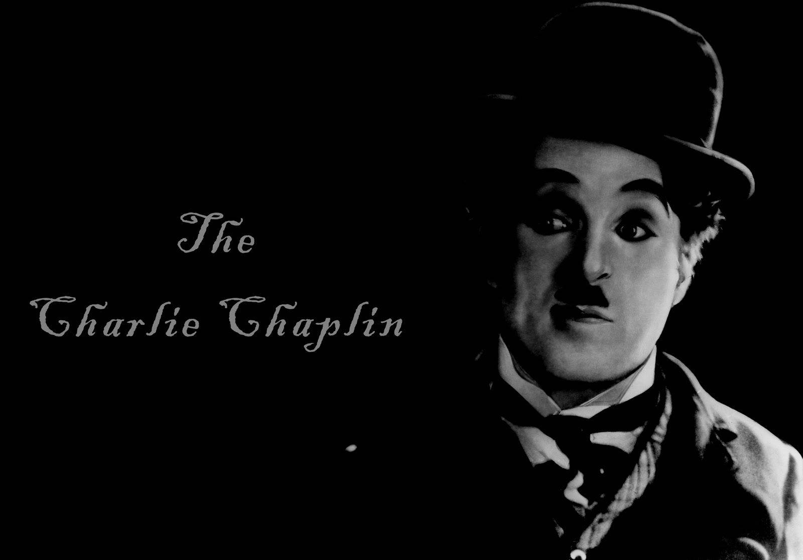 Chaplin 桌布 壁紙 — 查理·卓別林經典黑白肖像，戴著標誌性的圓頂禮帽和鬍子，背景為深色。