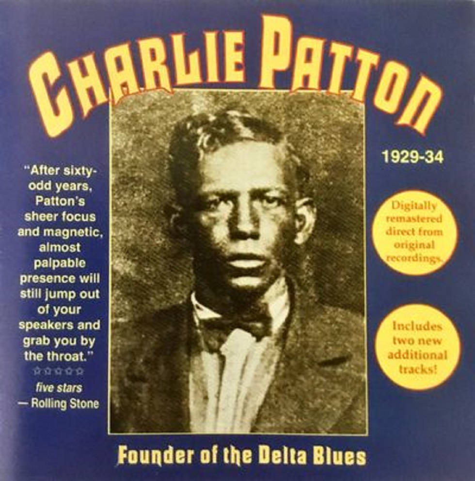 Album Cover 桌布 壁紙 — 查理·帕頓（Charlie Patton）的復古棕褐色肖像，他是三角洲藍調的創始人，藍色專輯封面配有黃色文字和引言。