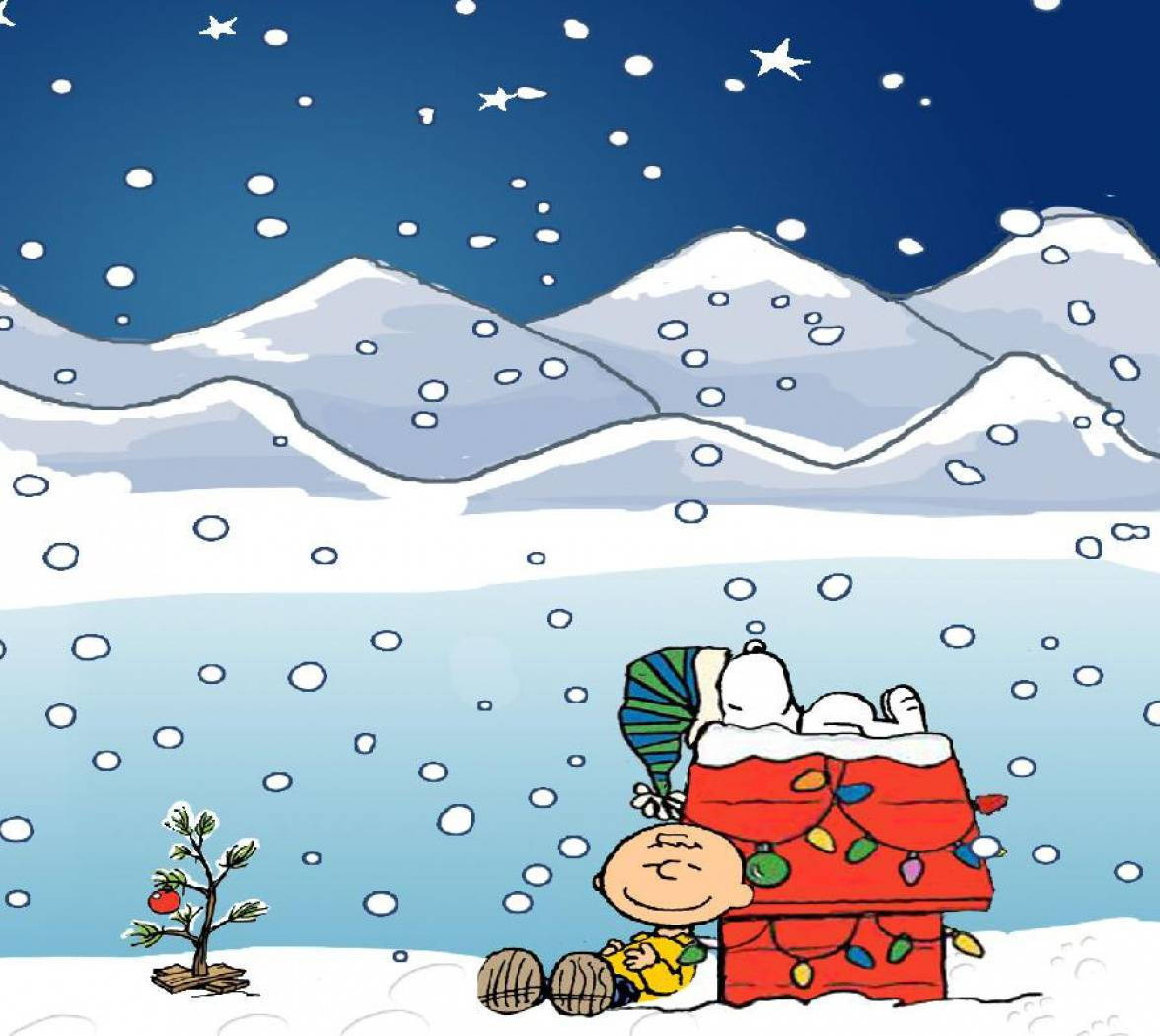 聖誕節 桌布 壁紙 — 查理布朗和史努比在白雪覆蓋的聖誕樹下，在裝飾過的狗屋旁，依偎在繁星點點的冬夜中。