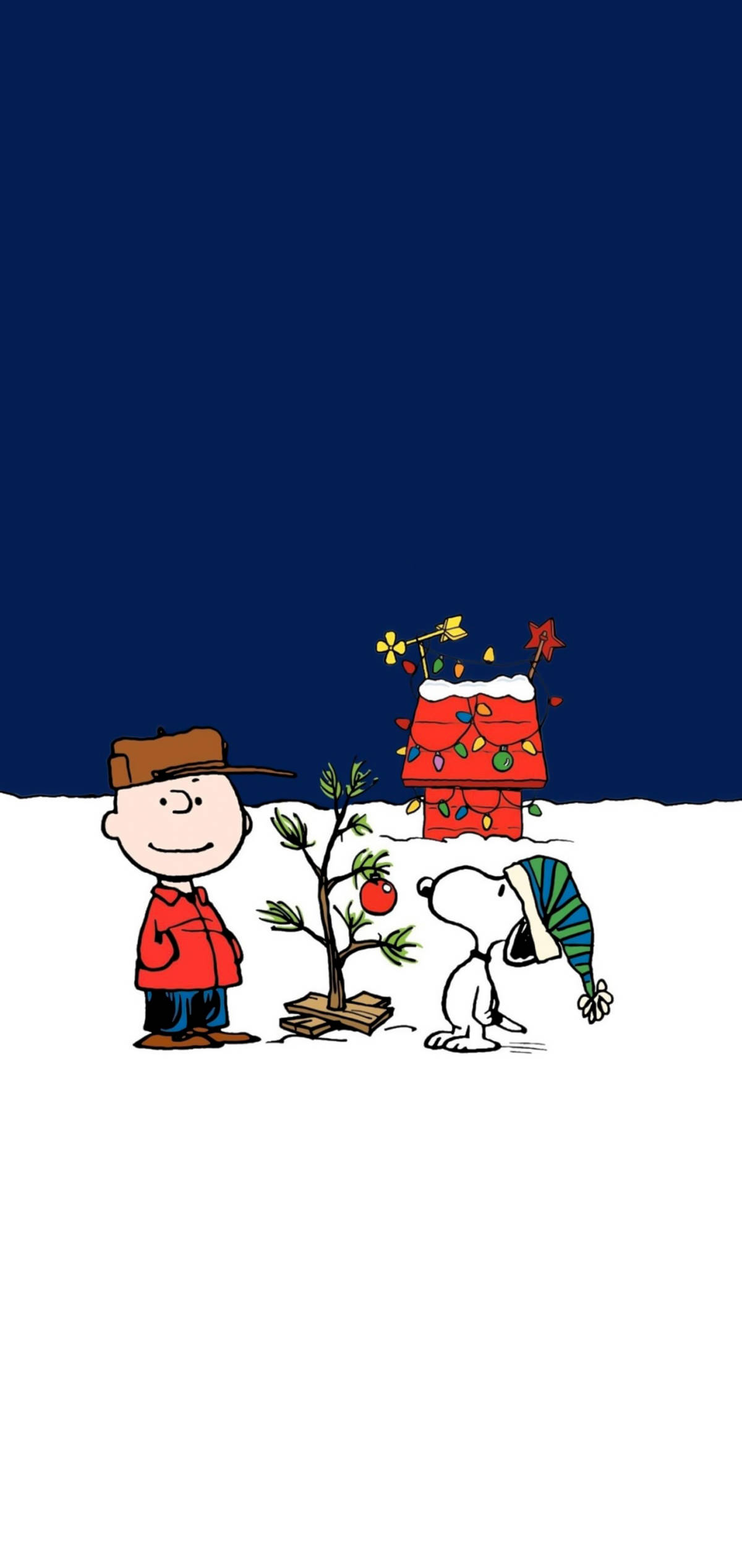 Snoopy Christmas iPhone 桌布 壁紙 — 查理布朗和史努比在雪中，裝飾樹和狗屋在深藍色天空下。