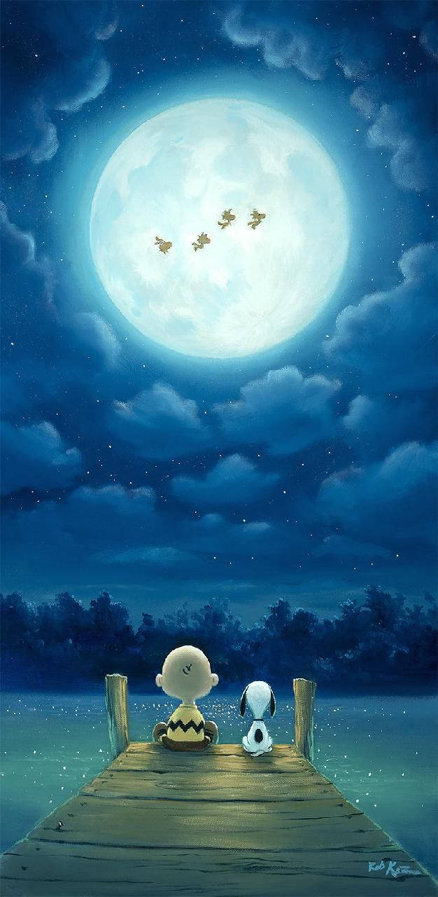 查理布朗 動圖 桌布 壁紙 — 查理布朗和史努比坐在木碼頭上，在巨大的月亮下觀看飛鳥，背景是星空夜空。