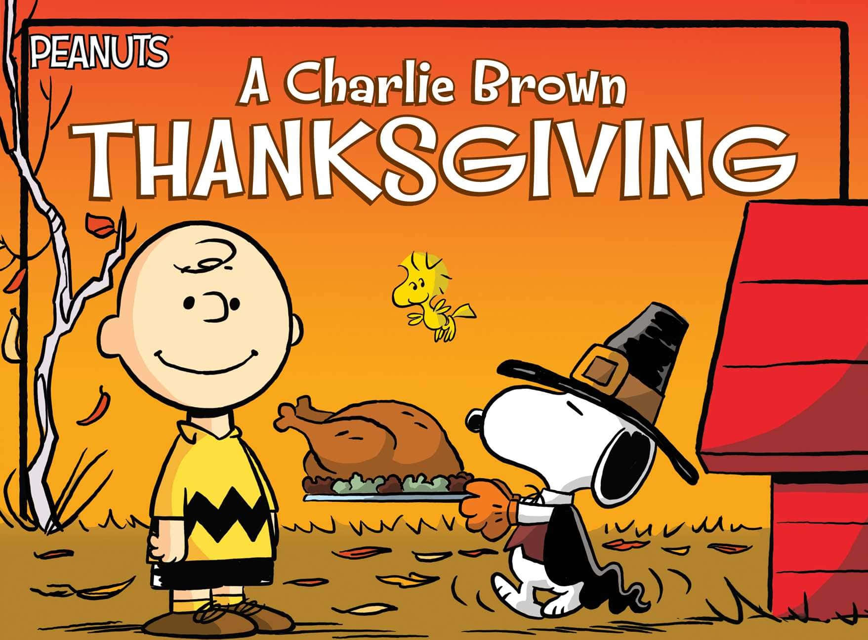 Peanuts 桌布 壁紙 — 查理布朗和史努比穿著感恩節服裝，站在烤火雞旁邊，背景有秋葉和一棵光禿禿的樹。