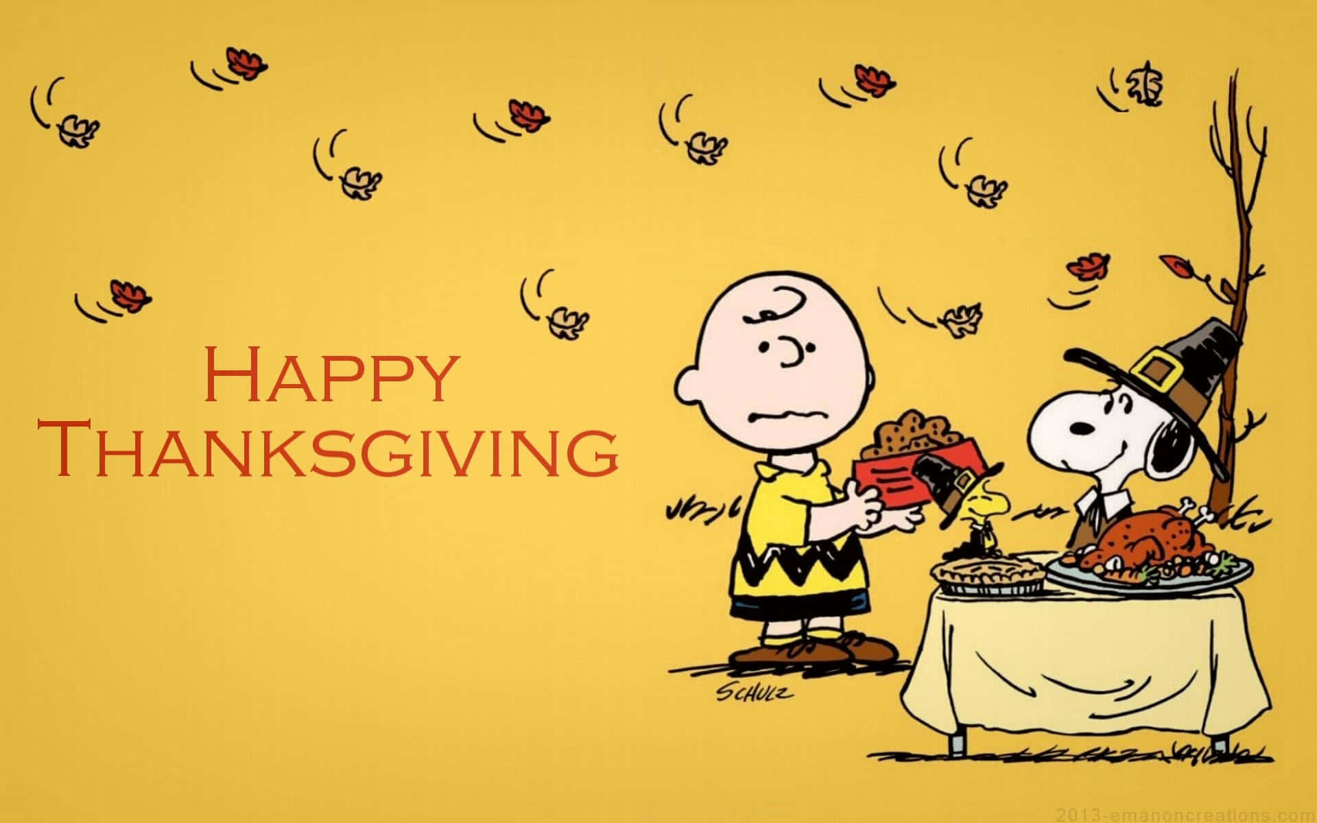 Thanksgiving 桌布 壁紙 — 查理布朗和史努比穿著感恩節服裝，在溫暖的黃色背景前分享節日大餐，有火雞派和飄落的秋葉。