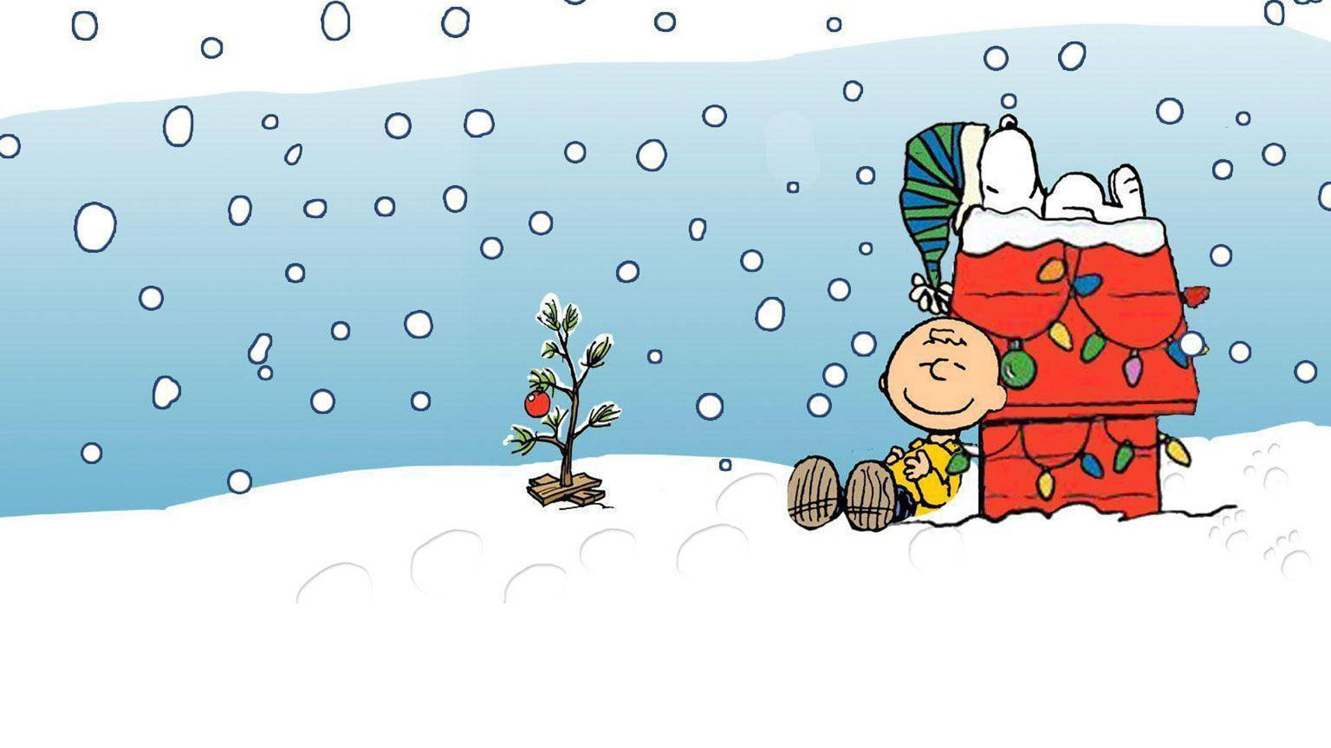 Snoopy Christmas 桌布 壁紙 — 查理布朗坐在他那棵細小光禿的聖誕樹旁，而史努比則在裝飾過的紅色狗屋上休息，雪花飄落。
