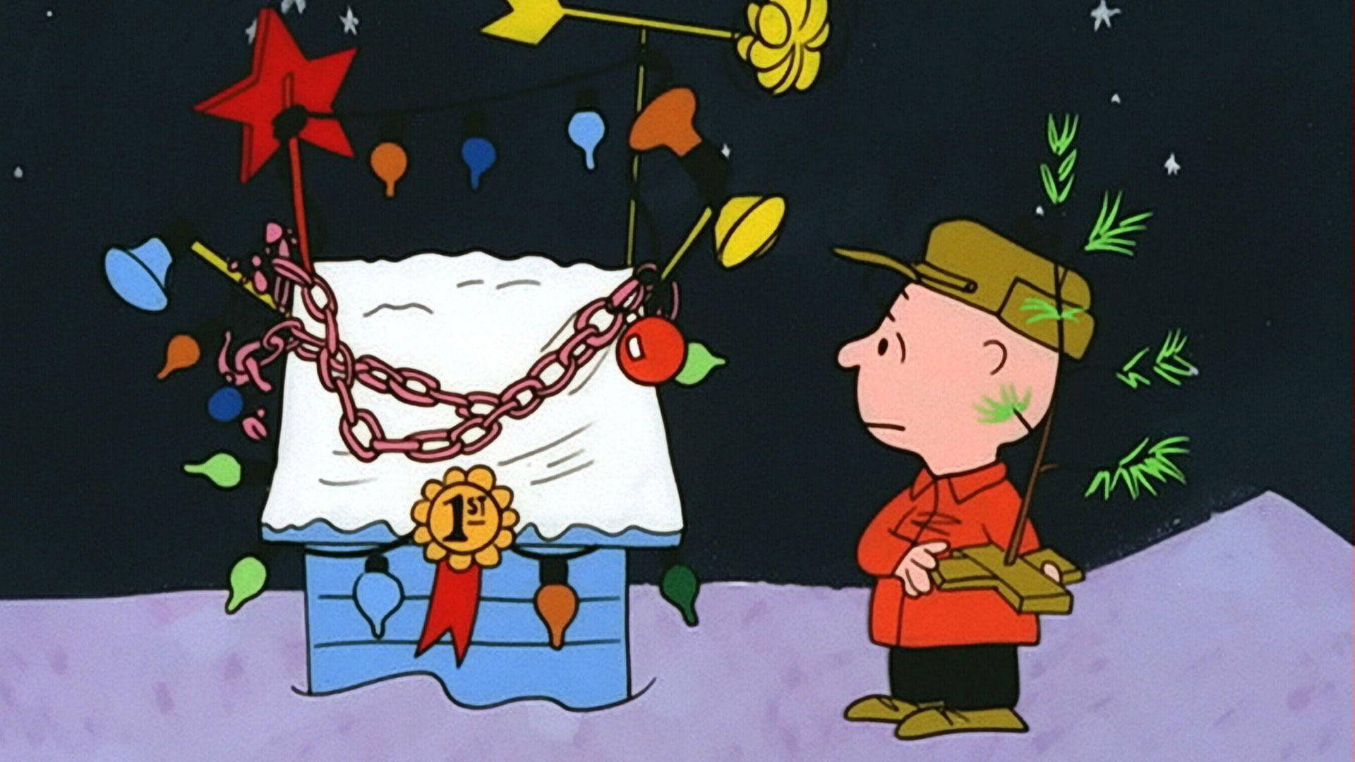 Snoopy Christmas 桌布 壁紙 — 查理布朗站在他積雪覆蓋、裝飾簡陋的聖誕樹旁，在繁星點點的夜空下。