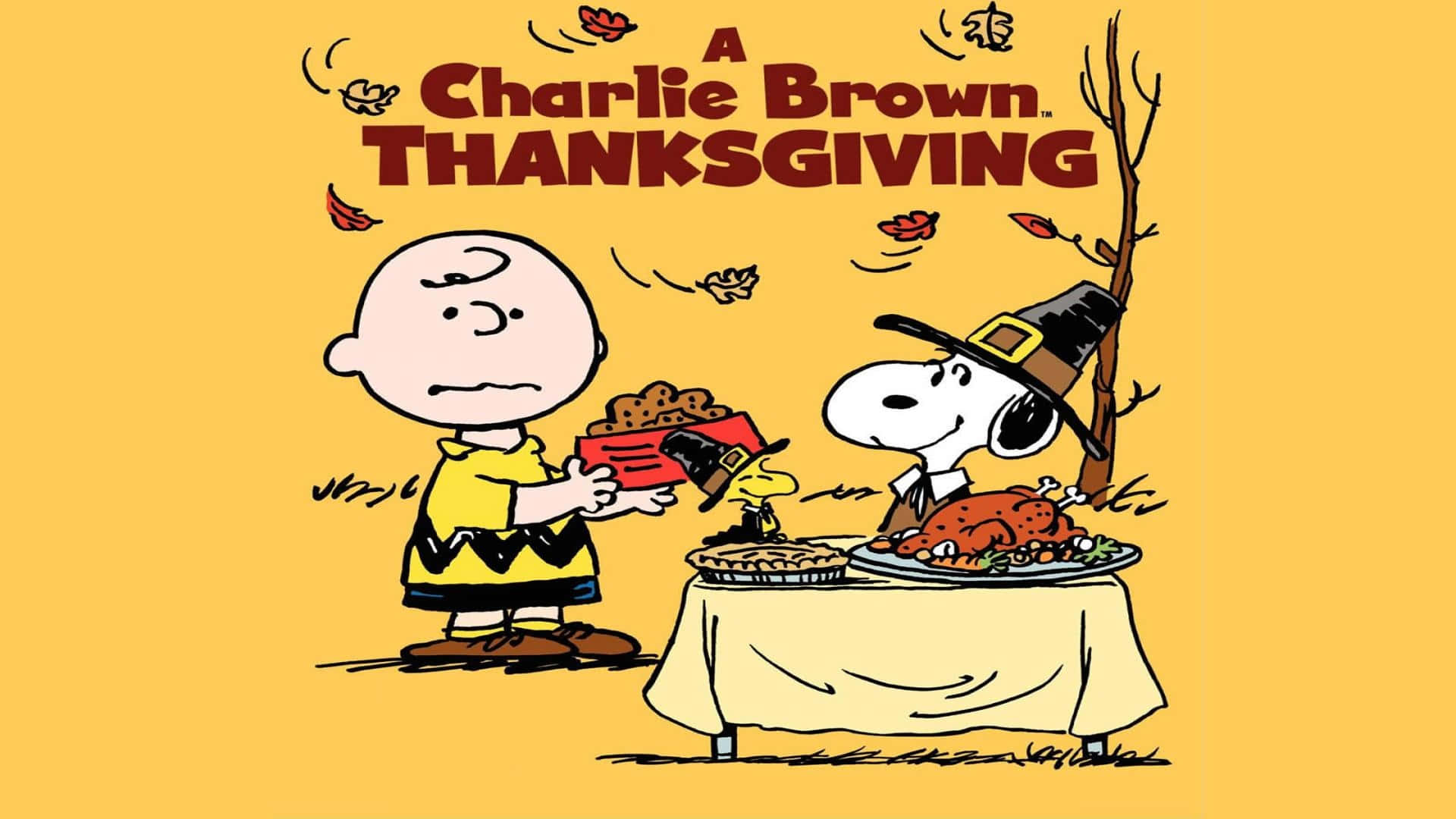 Cartoon Thanksgiving 桌布 壁紙 — 查理布朗遞給史努比一個派，他們在落葉紛飛的秋天桌上放著火雞和派來慶祝感恩節。