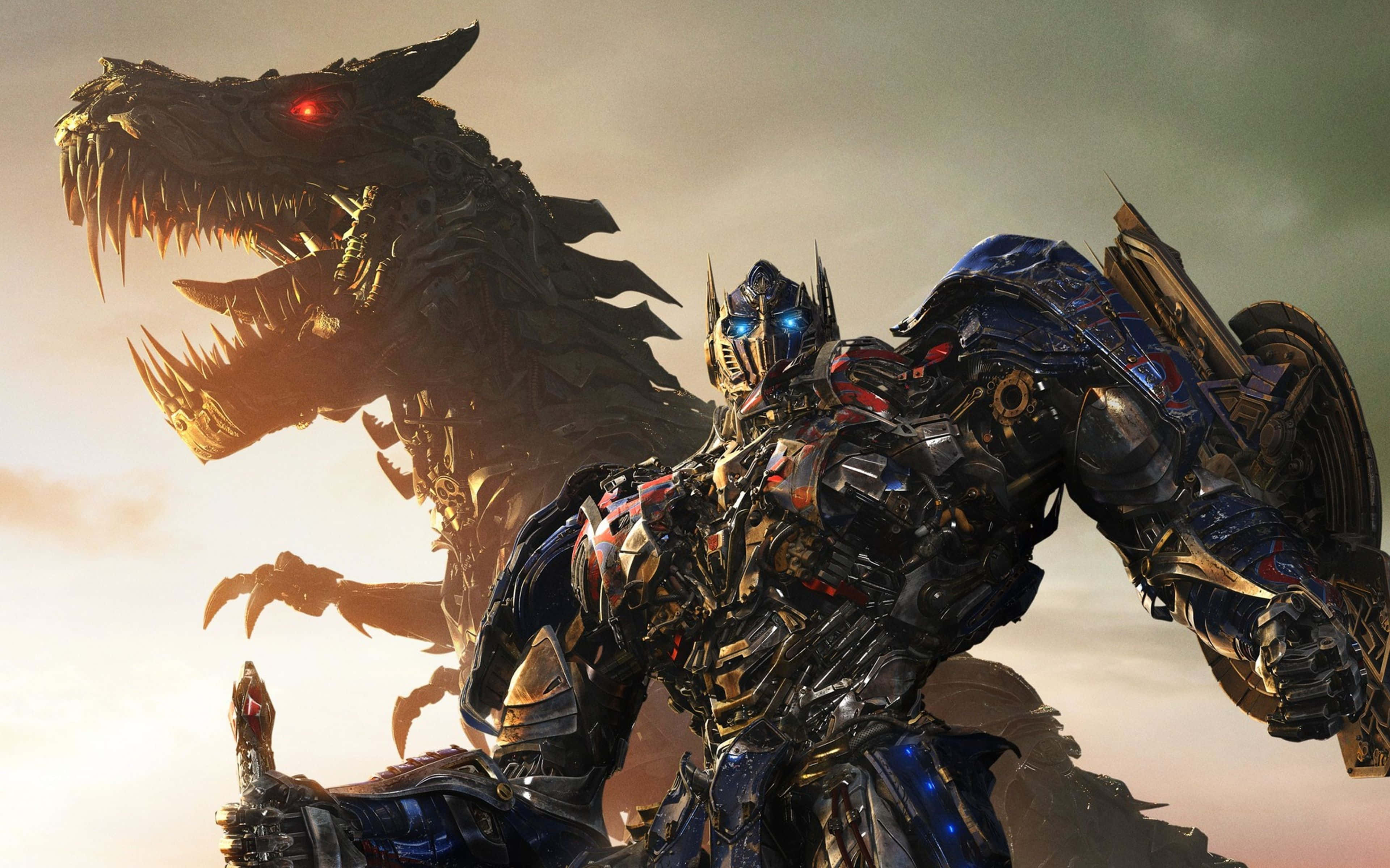 Optimus Prime 4K 桌布 壁紙 — 柯博文在朦朧的天空下，挑釁地站在一隻擁有發光紅眼的巨大機械龍面前。