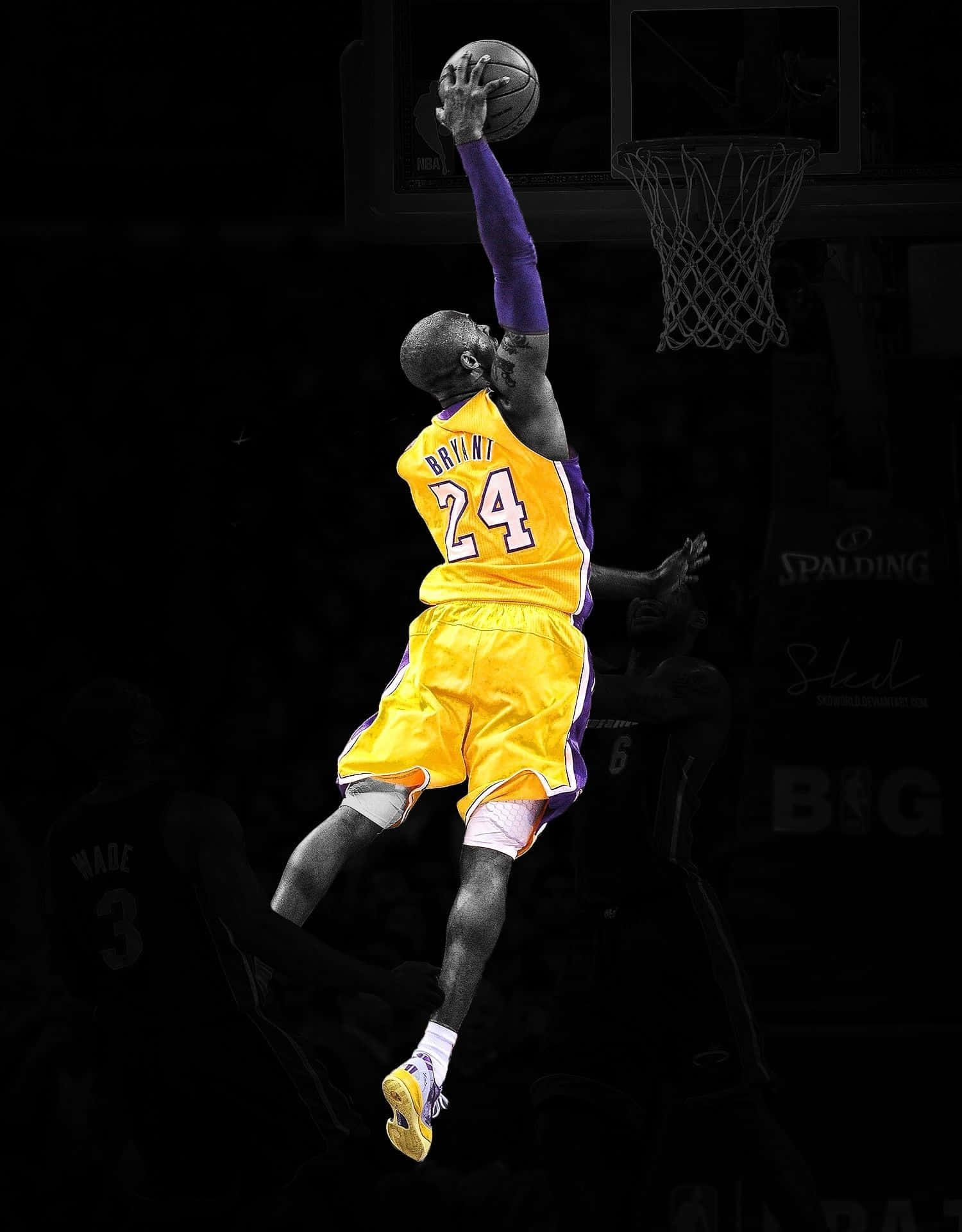 Kobe Bryant Basketball 桌布 壁紙 — 柯比·布萊恩穿著標誌性的黃色湖人球衣，在黑色球場背景下飛身大力灌籃。