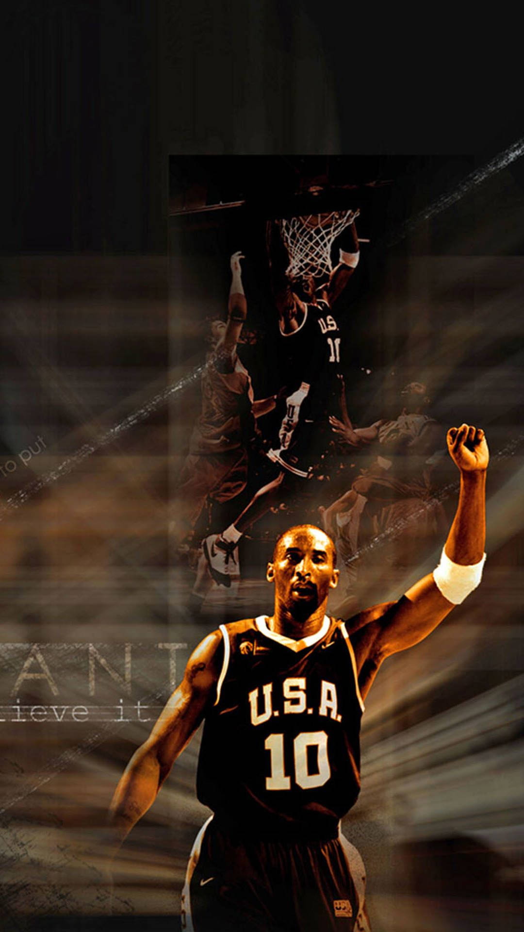 Kobe Bryant iPhone 桌布 壁紙 — 柯比·布萊恩穿著美國隊球衣，在動態模糊和戲劇性燈光下跳起灌籃。